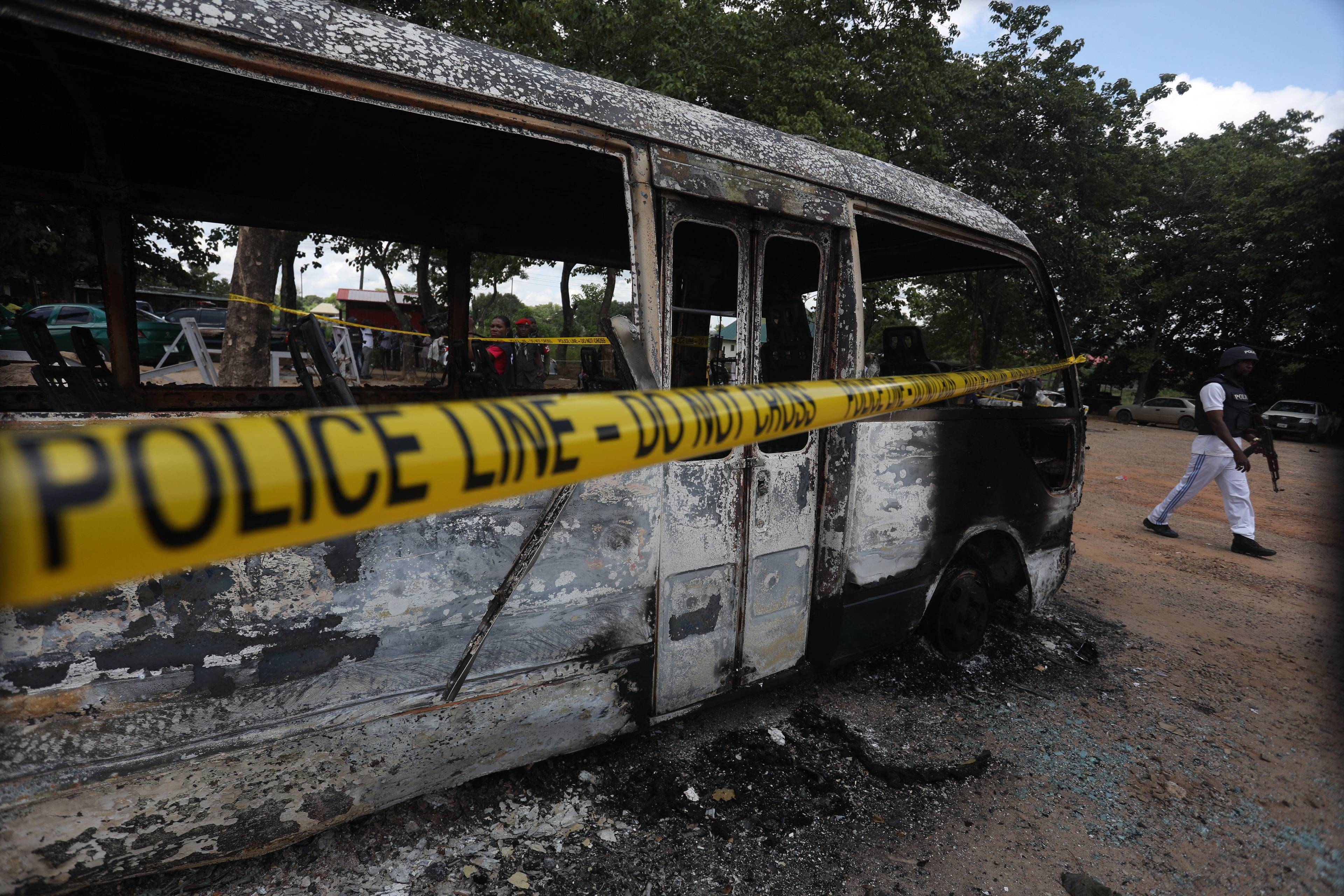 Spalony autobus więzienny po ataku organizacji terrorystycznej Boko Haram