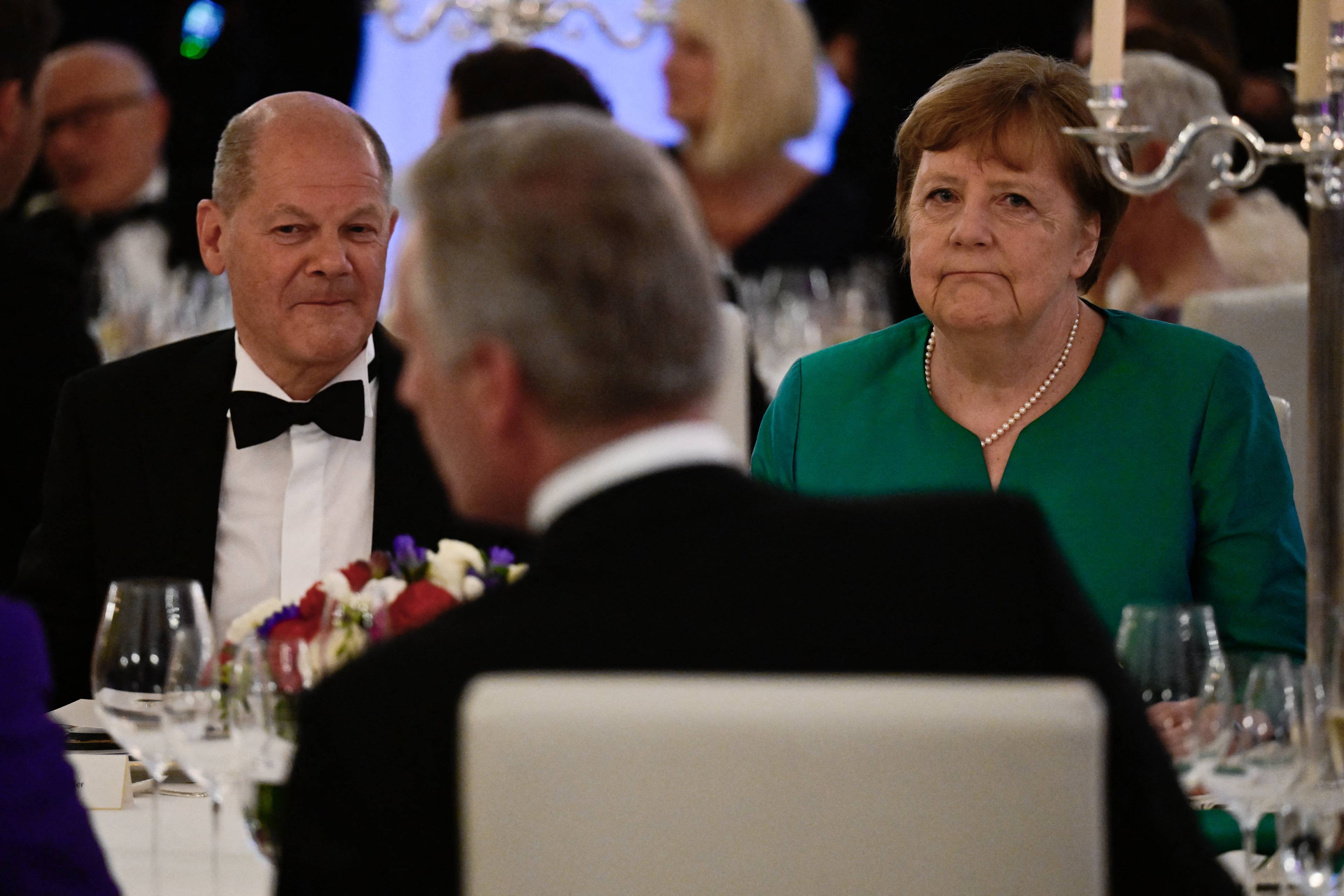 Angela Merkel i Olaf Scholz podczas bankietu przy stole