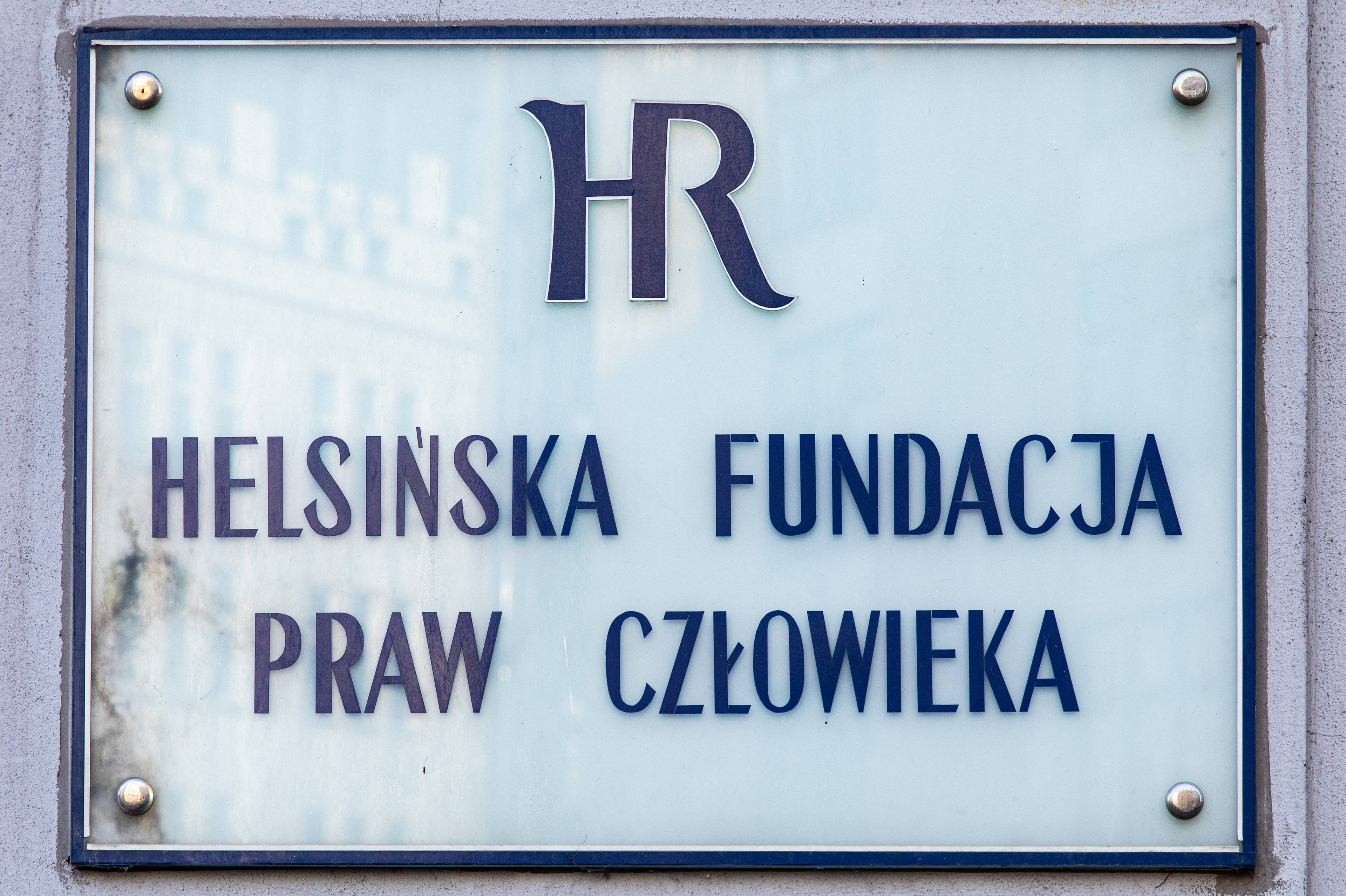 Tablica z napisem Helsińska Fundacja Praw Człowieka