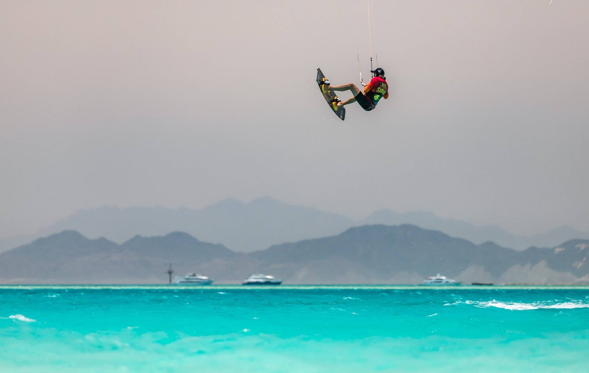 Mężczyzna robi wysoki skok na kitesurfingu