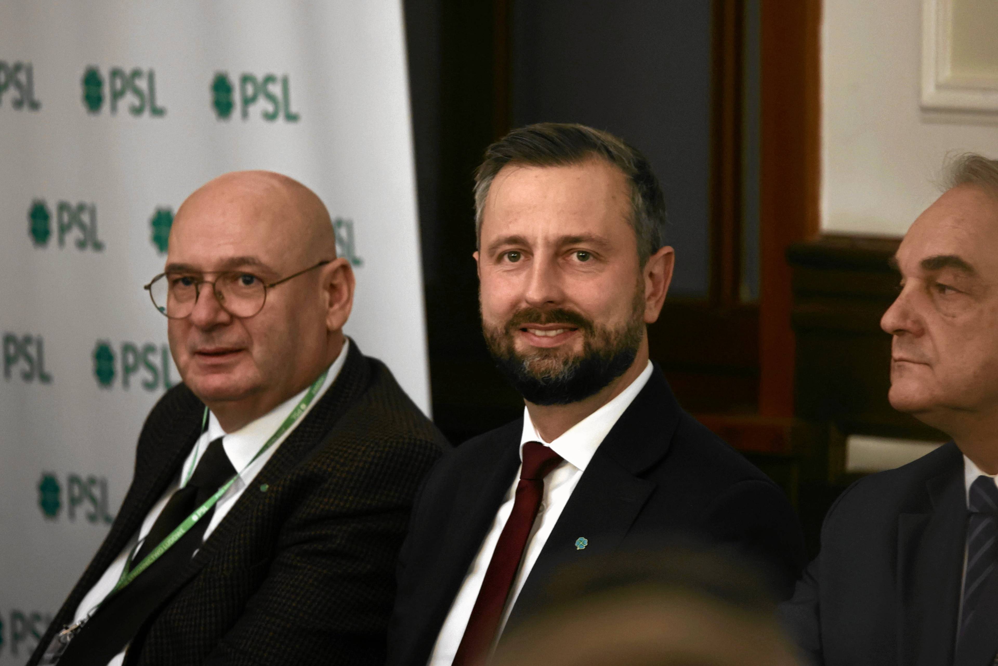 Na zdjęciu: Piotr Zgorzelski,Władysław Kosiniak-Kamysz, Waldemar Pawlak. Za ich plecami baner z logo PSL.