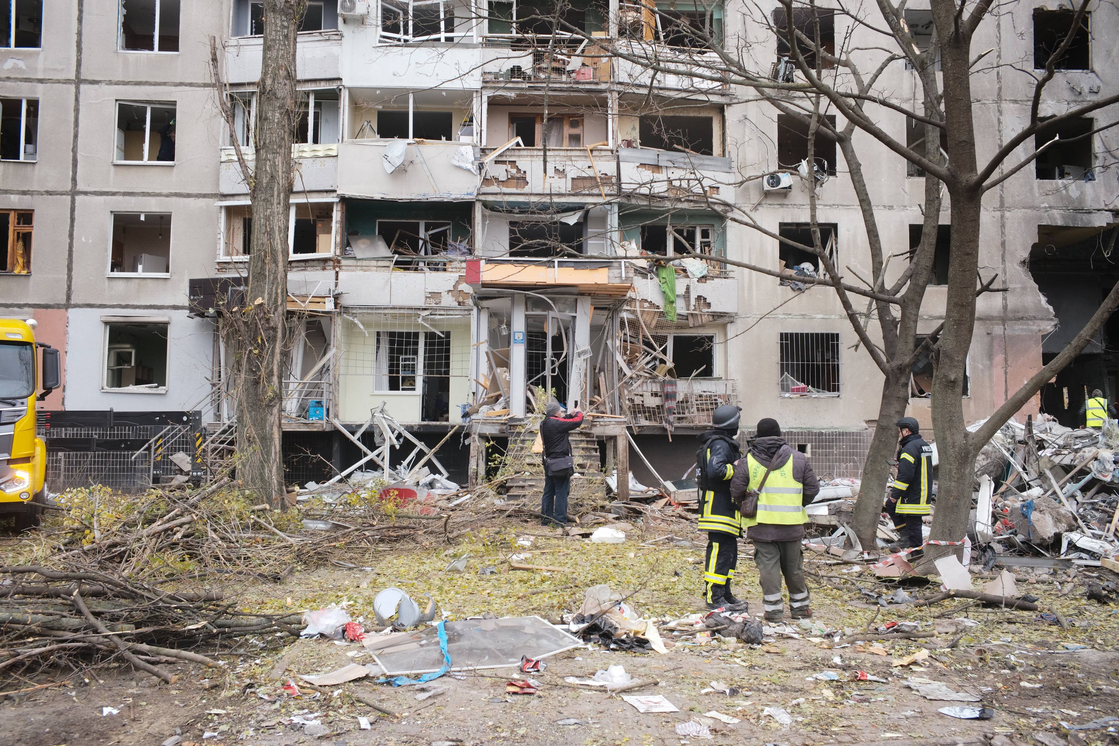 Blok po rosyjskiem ataku. Zniszczona elewacja, brak okien