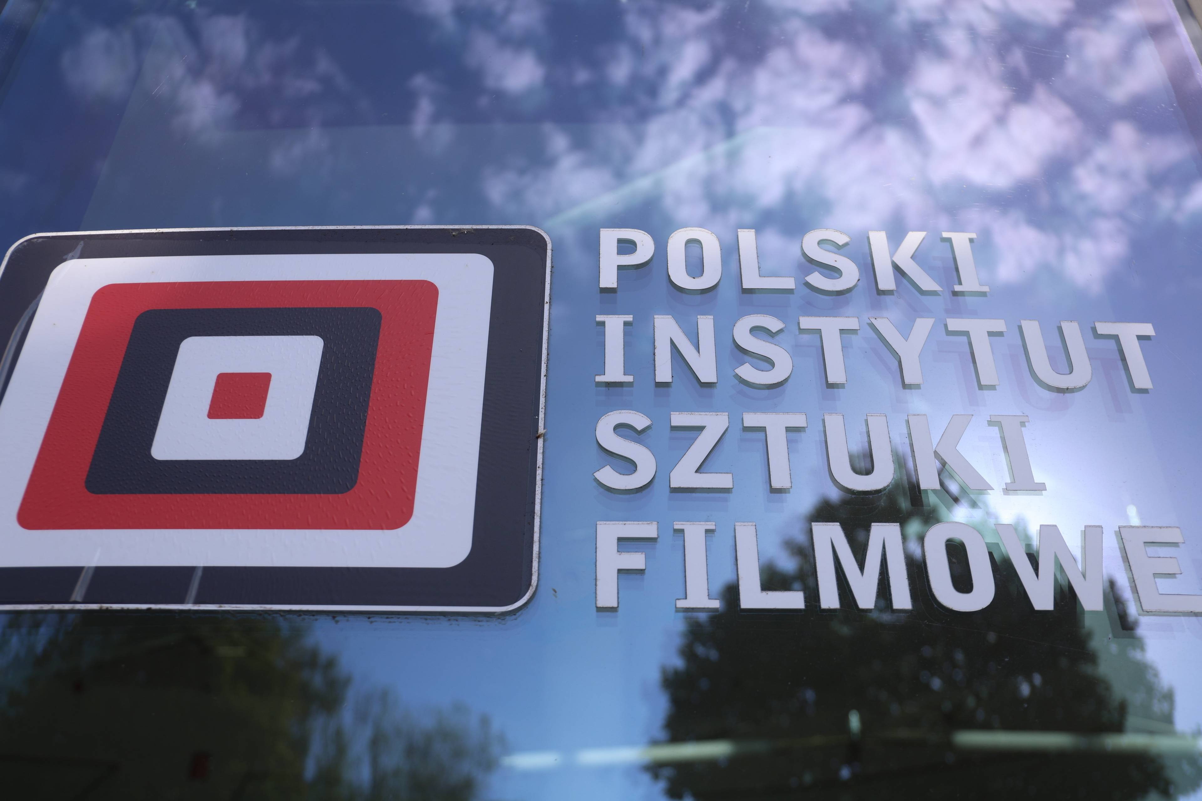 Logo Państwowego Instytutu Sztuki Filmowej: zawierające się w sobie kwadraty czarne, białe i czerwone