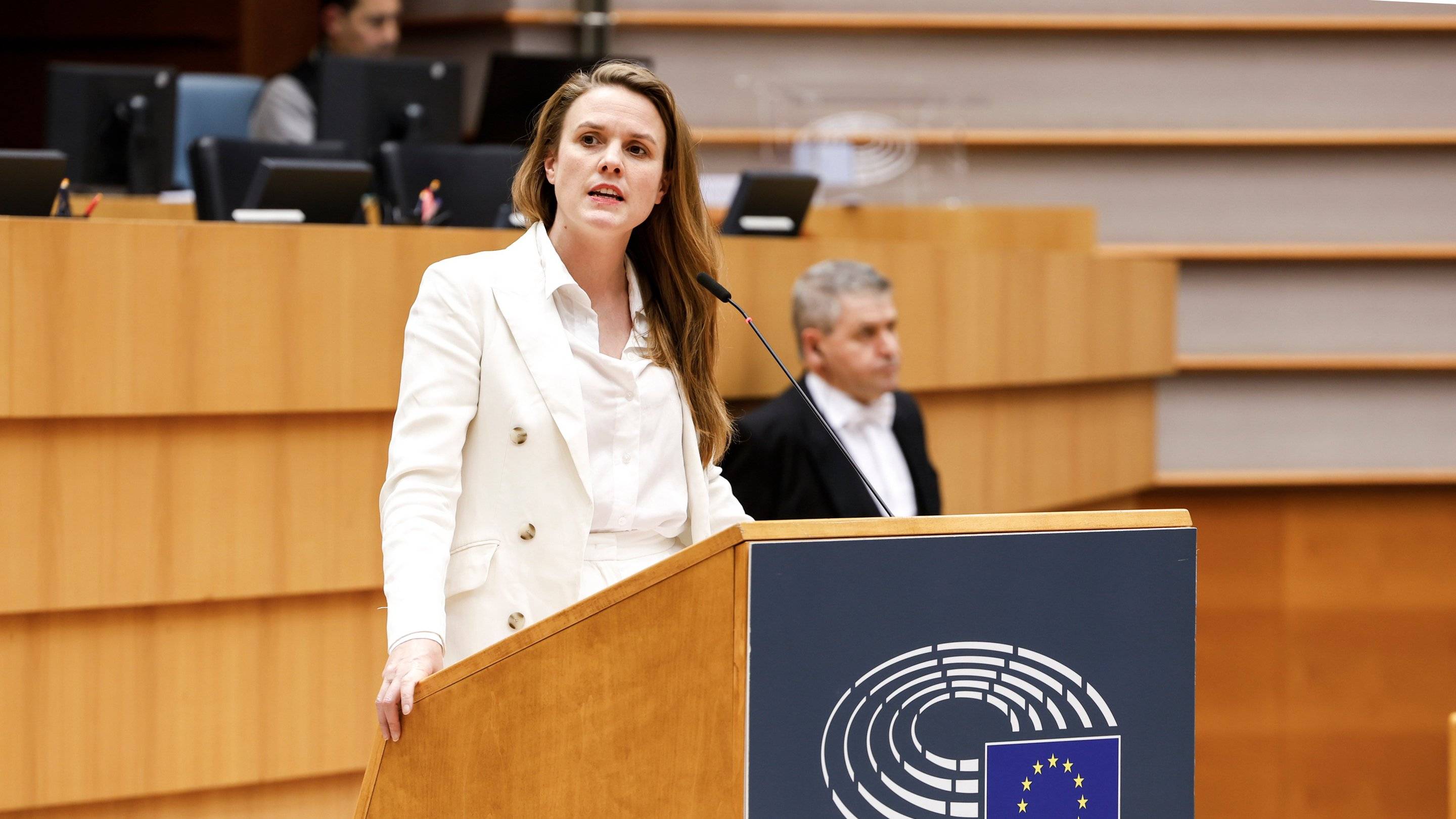 Terry Reintke, europosłanka z Niemiec, współprzewodnicząca europejskich Zielonych przemawia podczas sesji plenarnej Parlamentu Europejskiego 13 listopada 2024 w Brukseli.