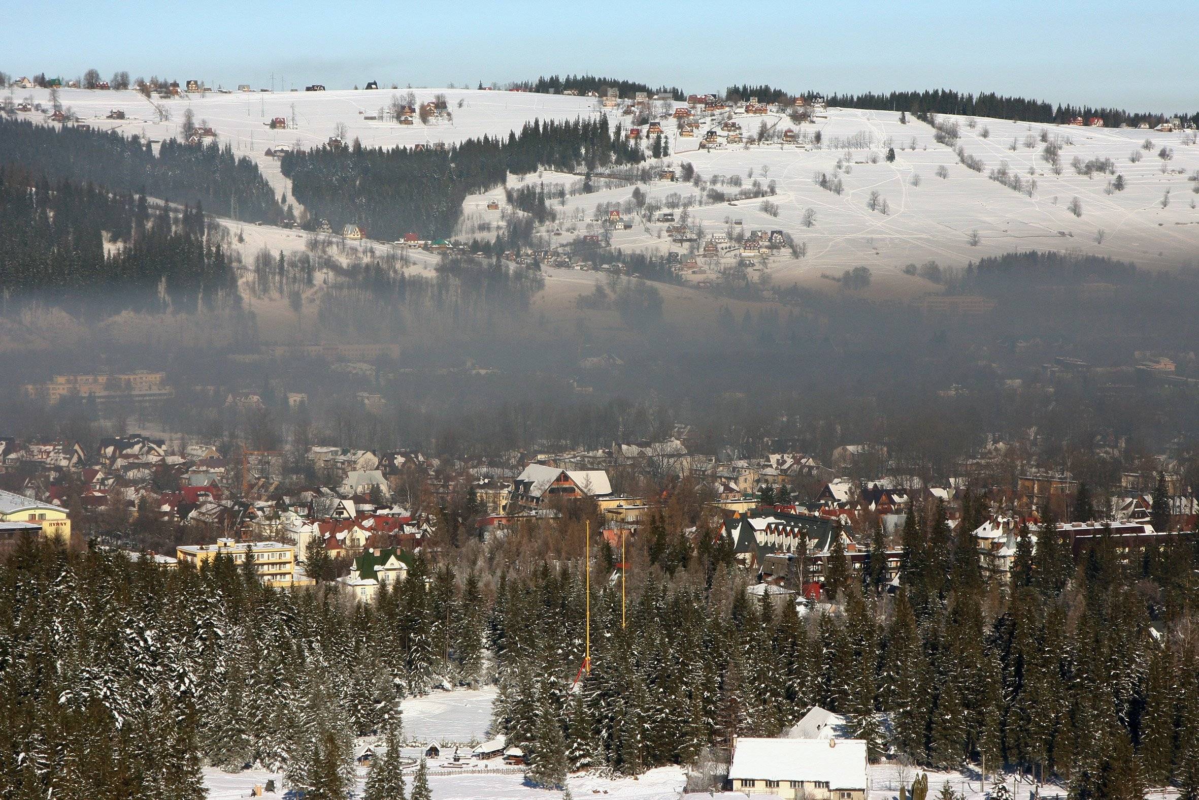 Smog nad Zakopanem widziany z Wielkiej Krokwi, w tle góry