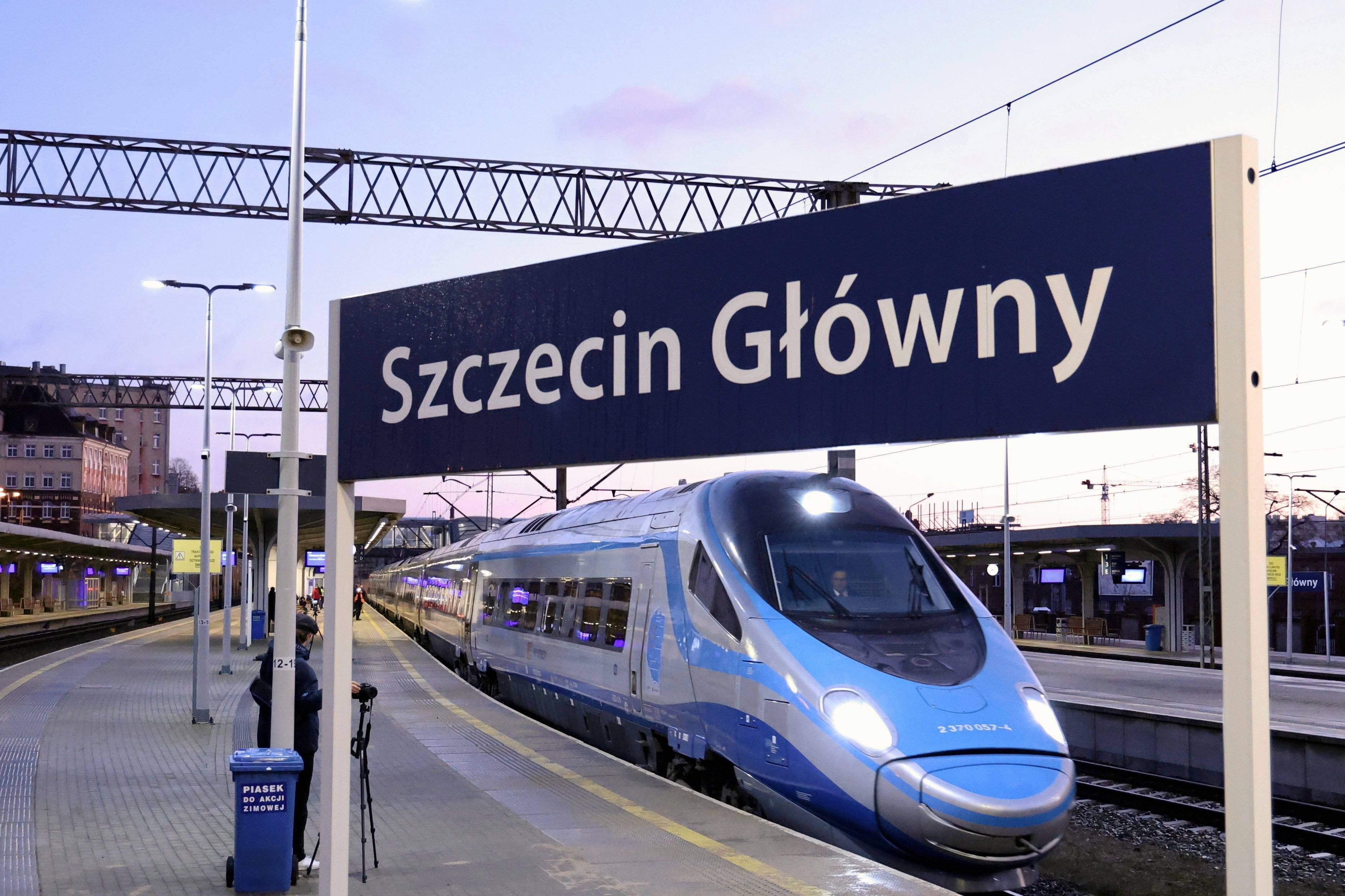 pociąg stoi przy napisie szczecin główny