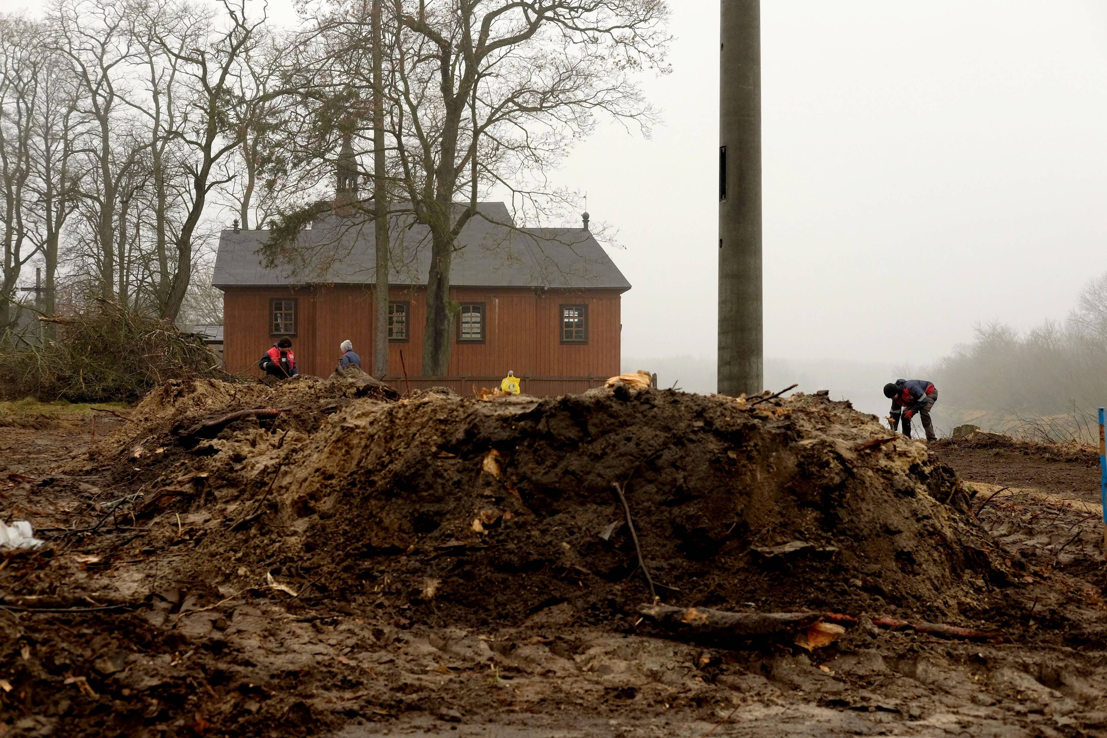 Drewniany kościółek pośród wyciętych drzew