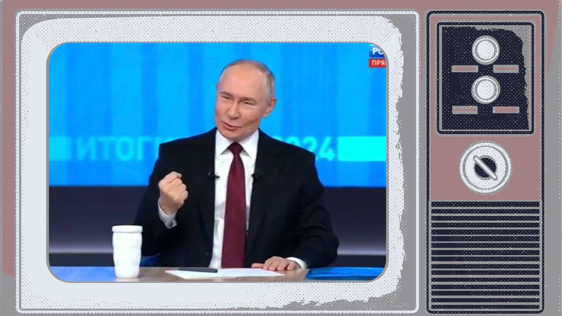 Putin przemawia lekko się usmiechając i zaciskając dłoń. Zdjęcie w ramce starego telewizora