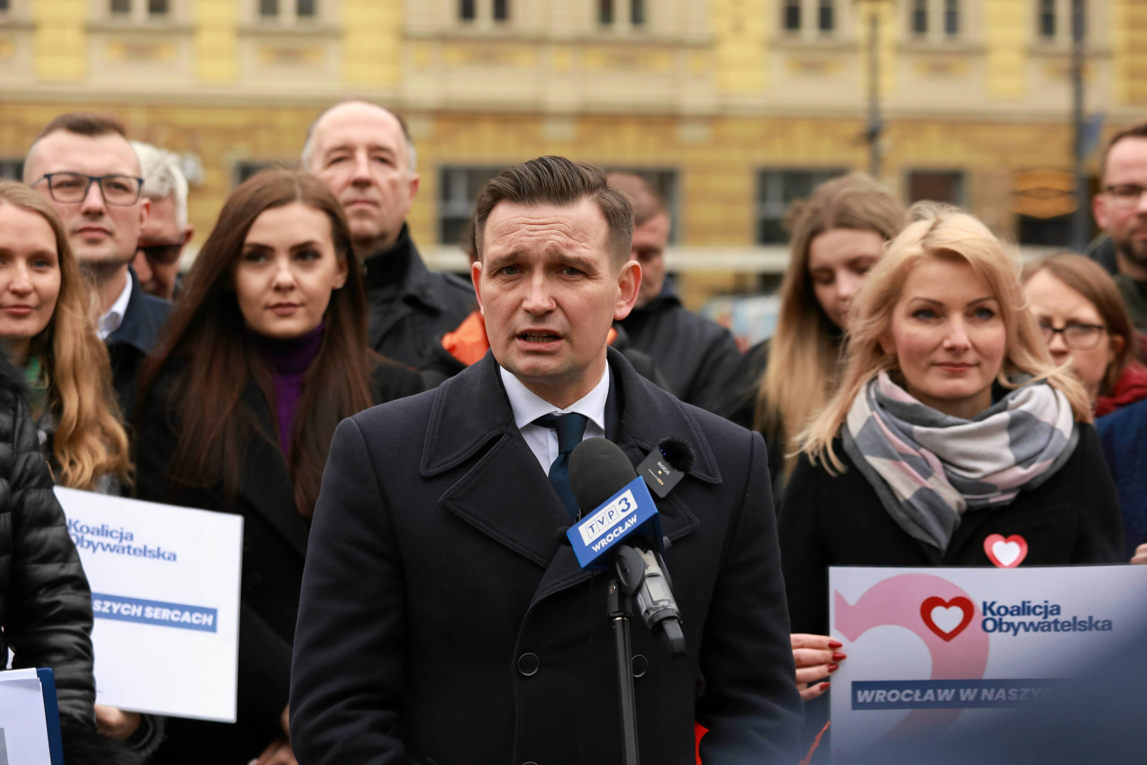 19.02.2024 Wroclaw . Posel Michal Jaros (C) podczas konferencji prasowej Koalicji Obywatelskiej rozpoczynajaca kampanie na Dolnym Slasku przed wyborami samorzadowymi .
Fot. Krzysztof Cwik / Agencja Wyborcza.pl