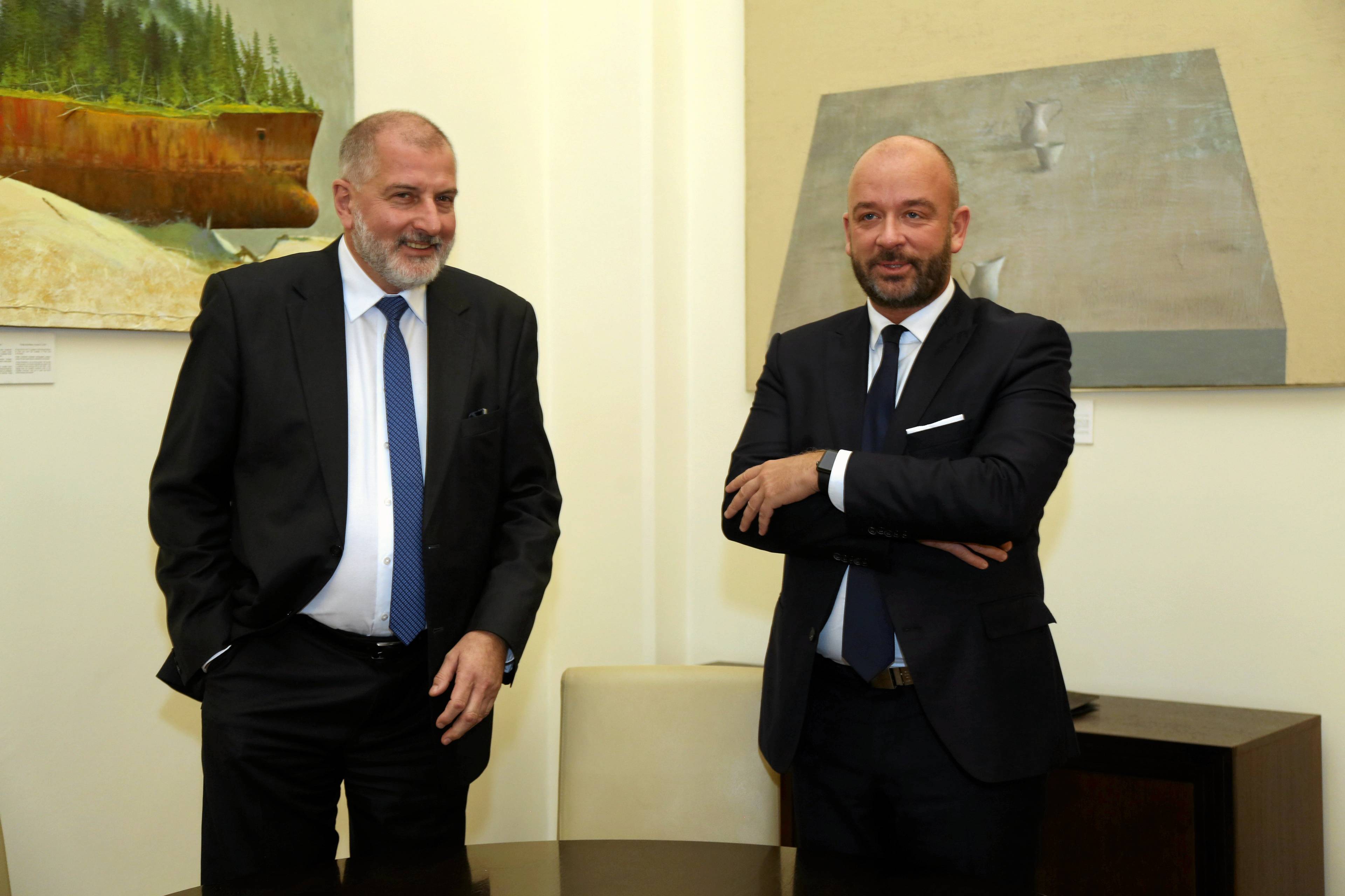 19.11.2018 Wroclaw . Byly prezydent Rafal Dutkiewicz (l) przekazal gabinet nowemu prezydentowi Jackowi Sutrykowi (p) .
fot . Mieczyslaw Michalak / Agencja Wyborcza.pl