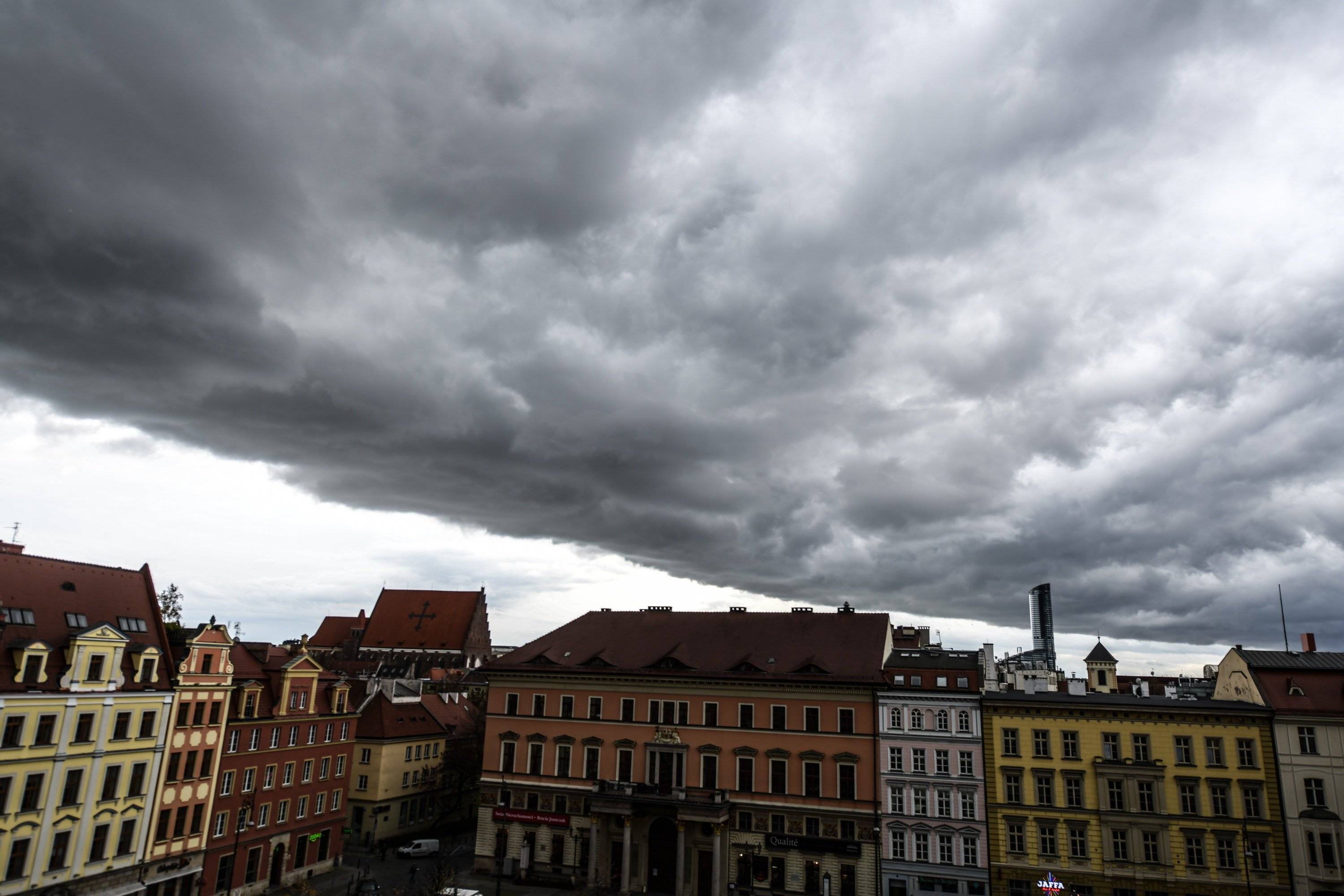 29.10.2020 Wroclaw . Ciemne chmury nad Wroclawiem . 
Fot . Tomasz Pietrzyk / Agencja Wyborcza.pl