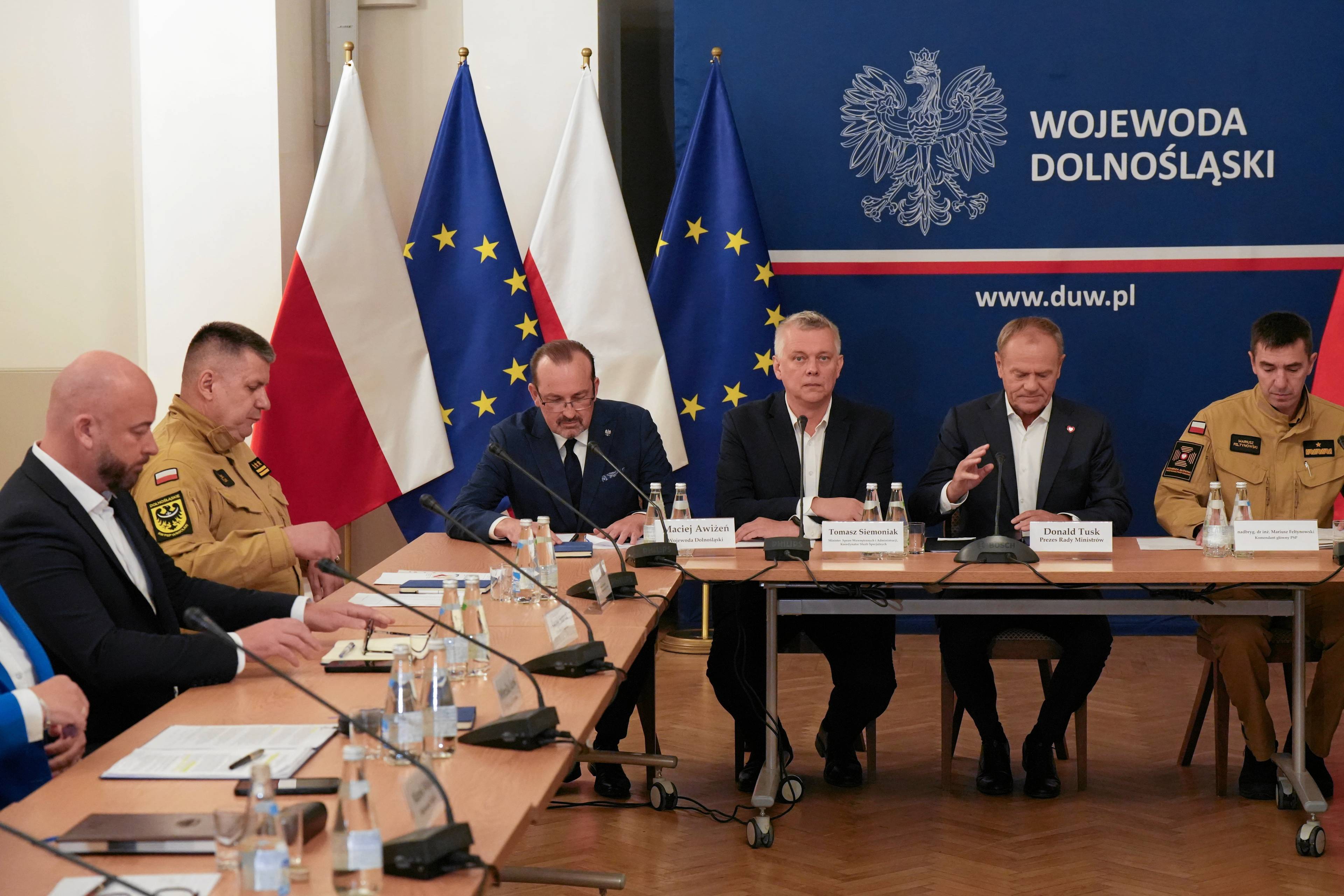 13.09.2024 Wroclaw , Dolnoslaski Urzad Wojewodzki . Premier Donald Tusk (2p) , minister spraw wewnetrznych i administracji, koordynator sluzb specjalnych Tomasz Siemoniak (3p) , wojewoda dolnoslaski Maciej Awizen (4p) , komendant glowny Panstwowej Strazy Pozarnej nadbryg. Mariusz Feltynowski (p) oraz prezydent Wroclawia Jacek Sutryk (l) podczas odprawy ze sluzbami w zwiazku z zagrozeniem powodziowym .
Fot . Tomasz Pietrzyk / Agencja Wyborcza.pl