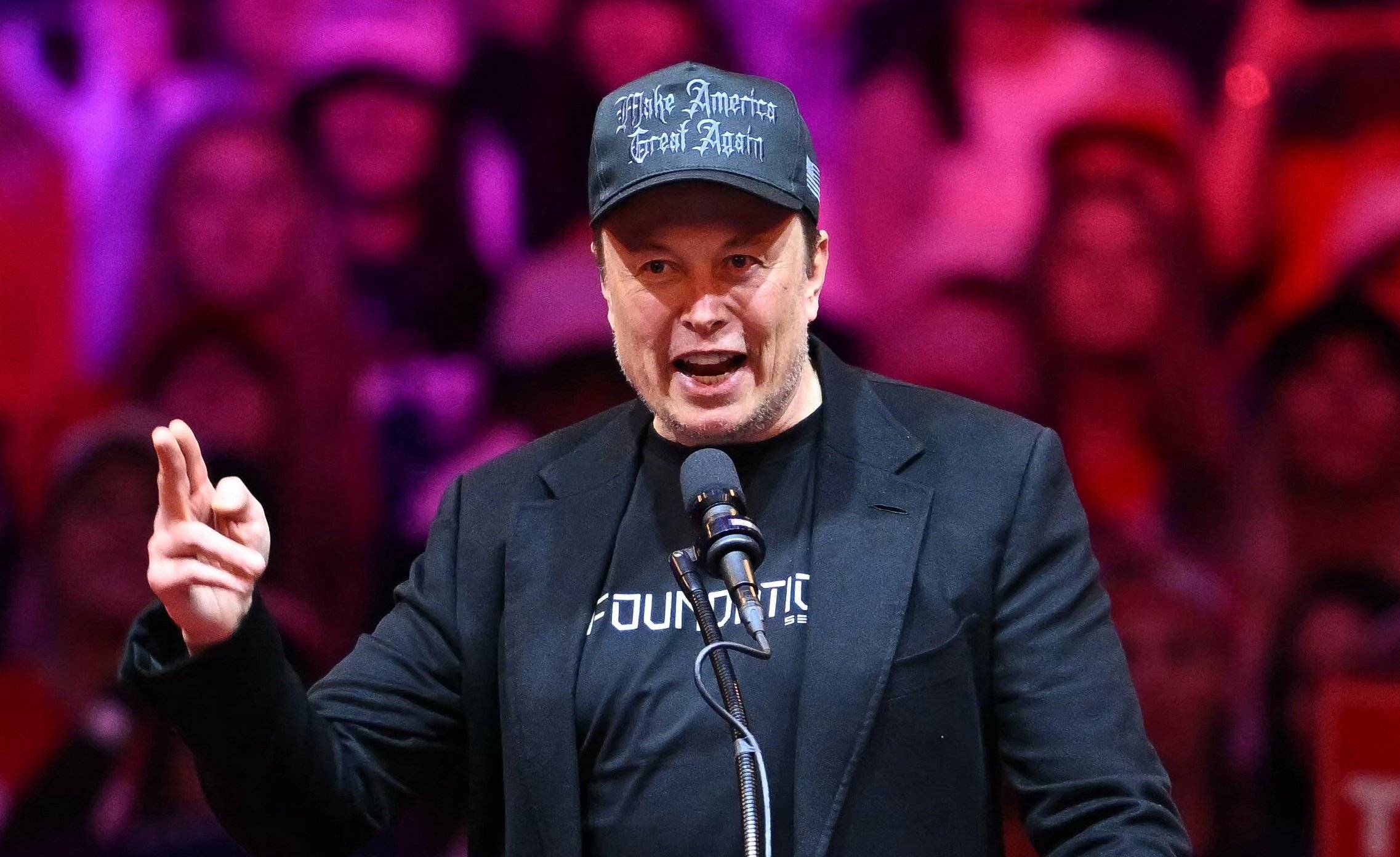Elon Musk przemawia na wiecu wyborczym Donalda Trumpa