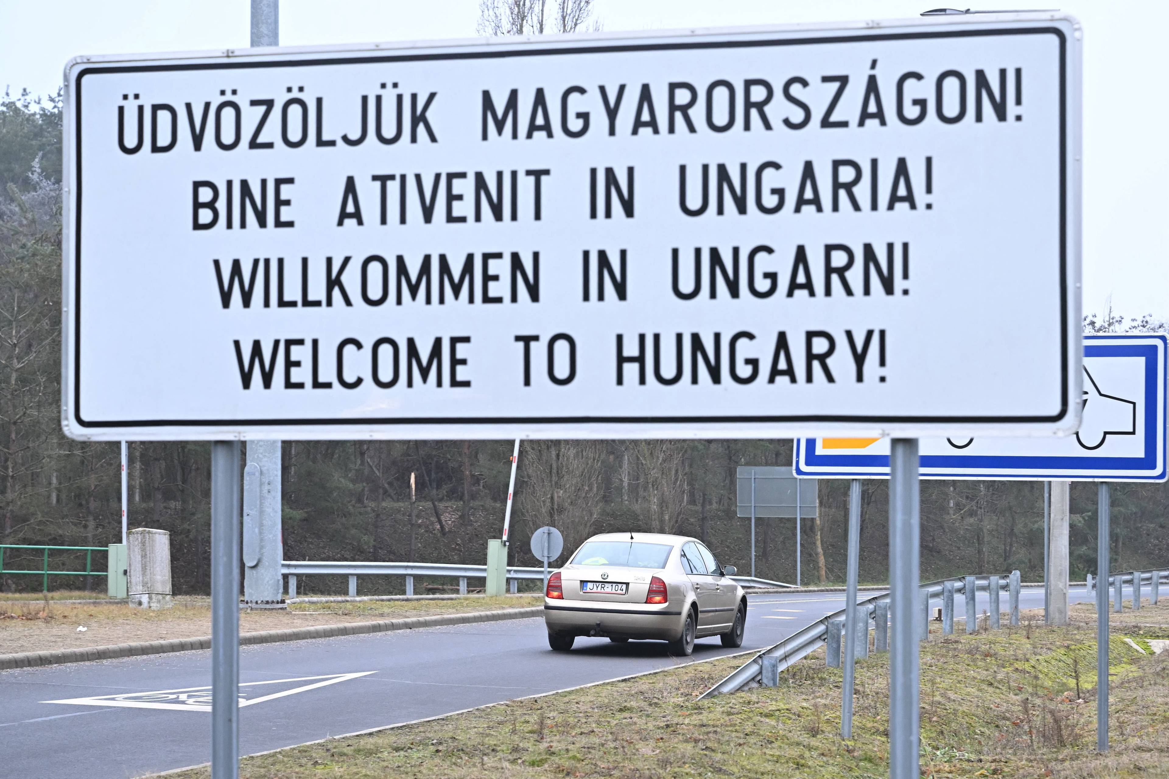 Tablica z napisem „Witamy na Węgrzech" po węgiersku, rumuńsku, niemiecku i angielsku