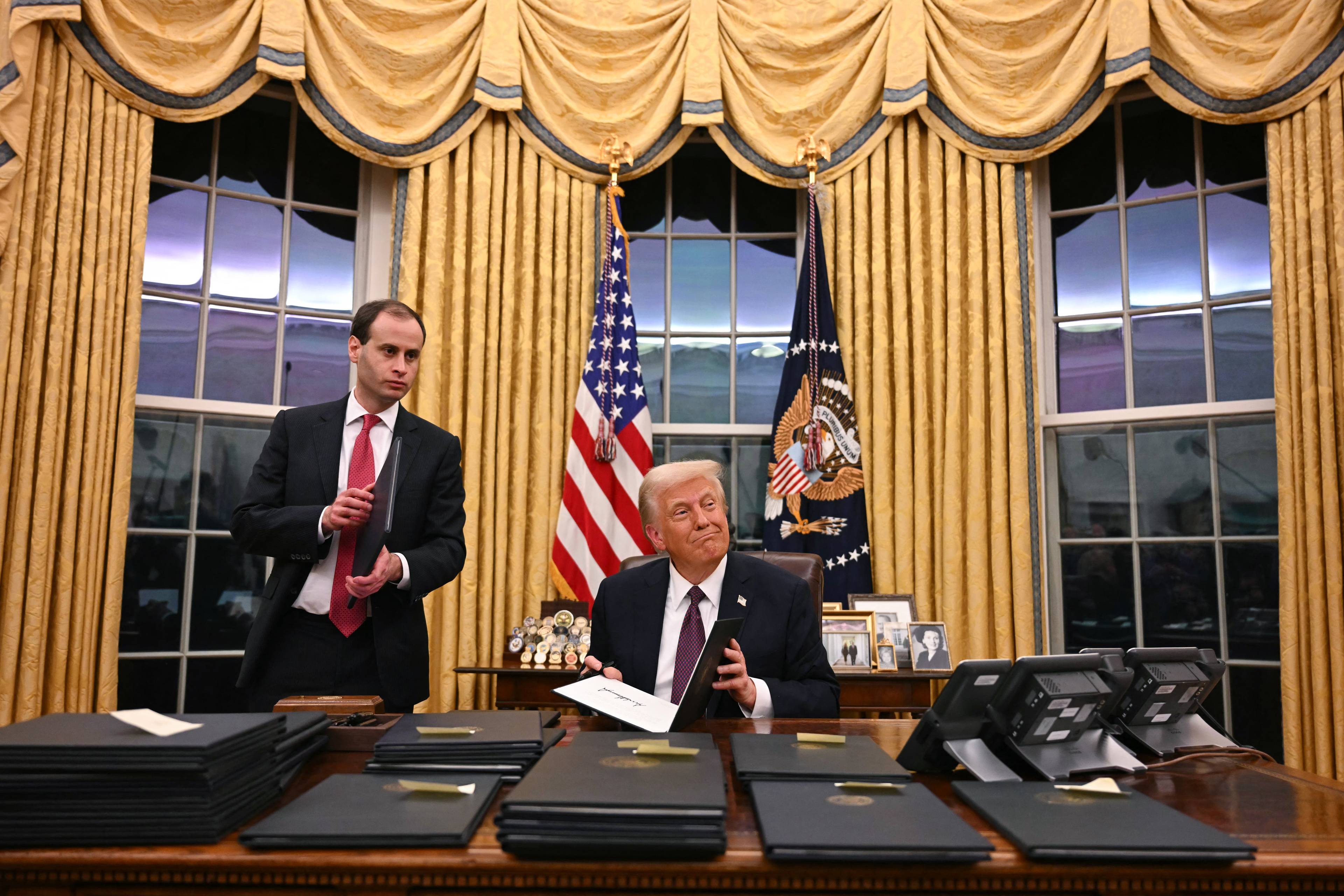 Prezydent USA Donald Trump podpisuje rozporządzenia wykonawcze w Gabinecie Owalnym Białego Domu w Waszyngtonie, 20 stycznia 2025 r.