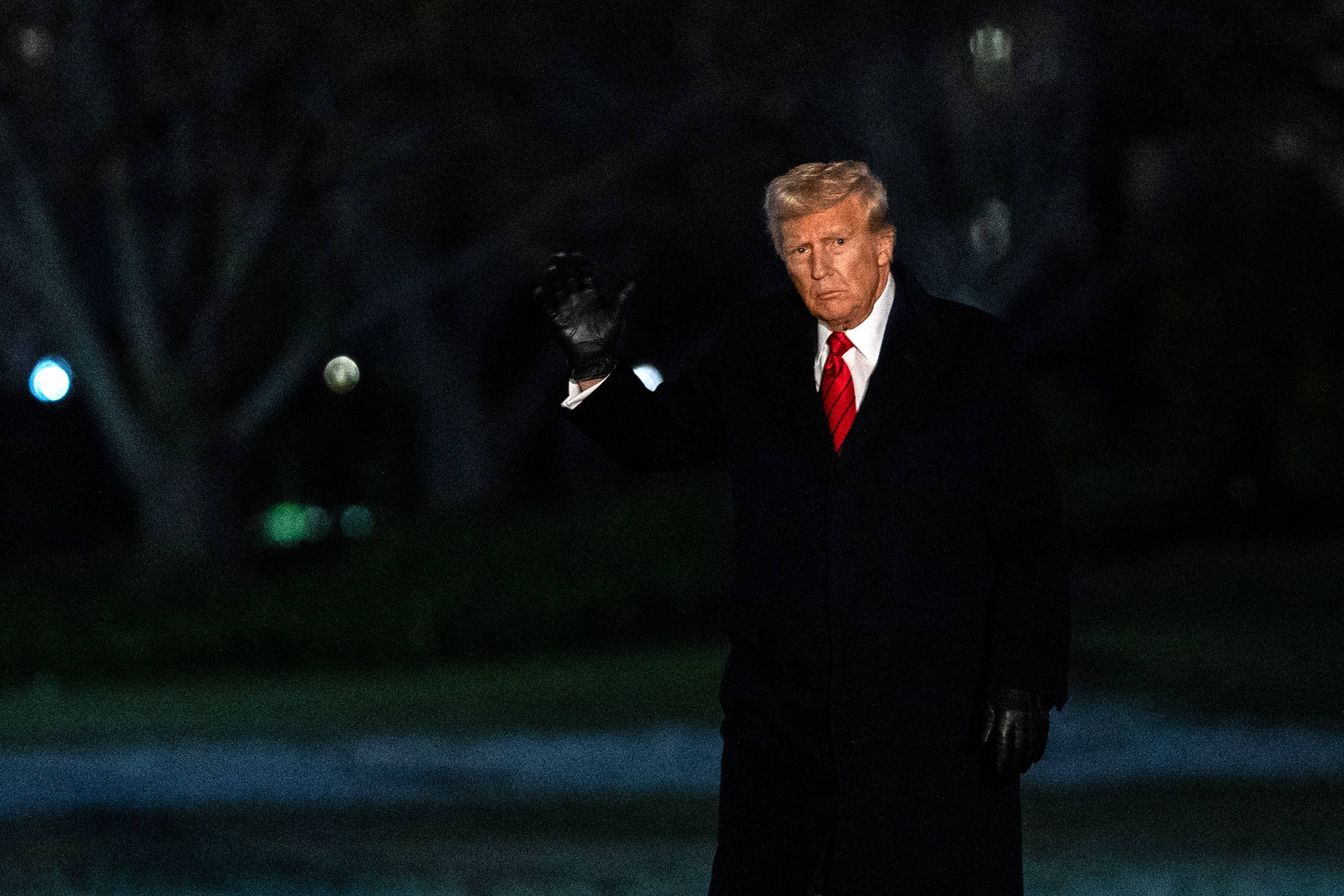 Starszy mężczyzna w nocnej scenerii