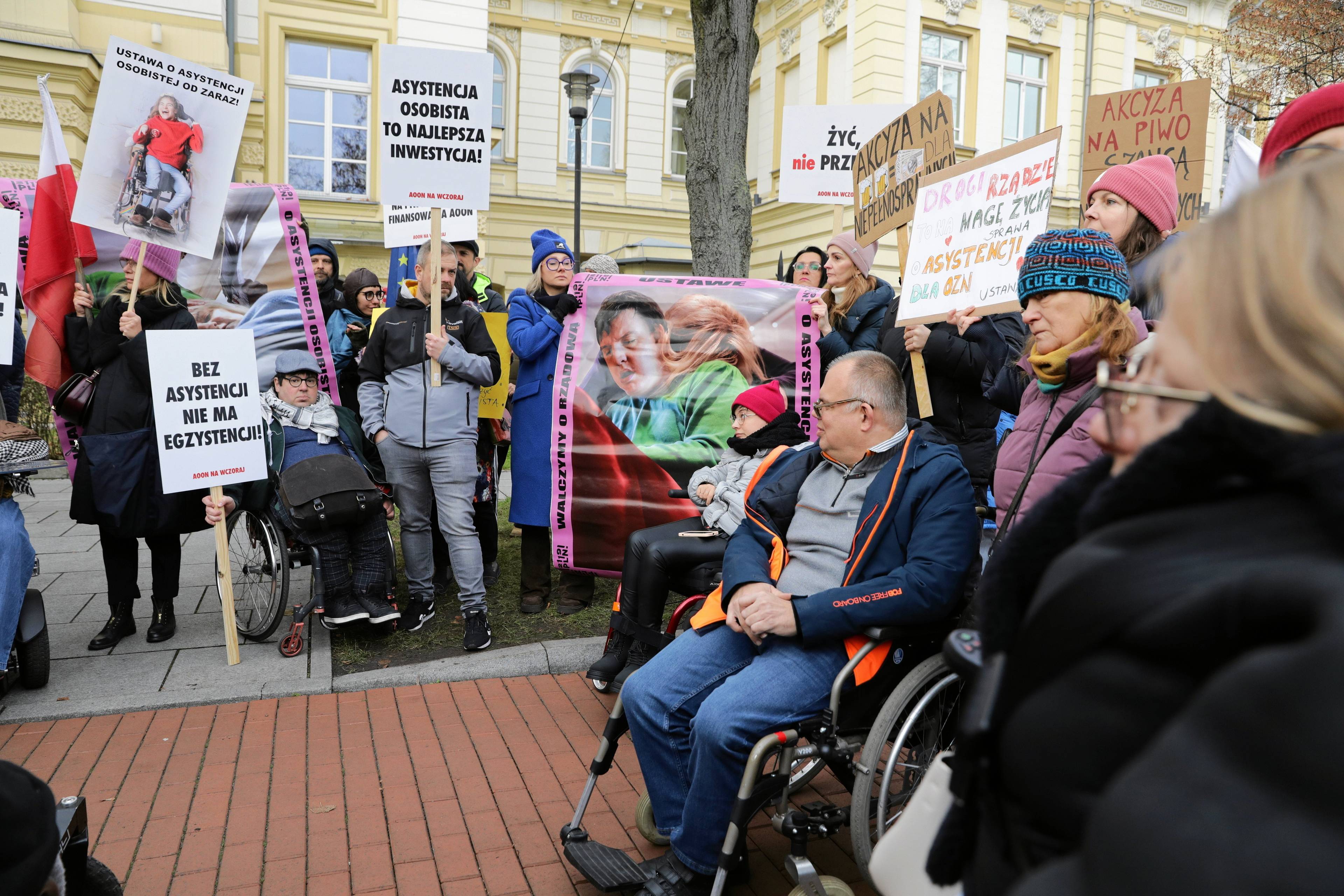 03.12.2024 Warszawa , al Ujazdowskie pod KPRM . Protest osob z niepelnosprawnosciami , osob OzN , opiekunowie , aktorki serialu " Matki Pingwinow " .
Fot. Mateusz Skwarczek / Agencja Wyborcza.pl