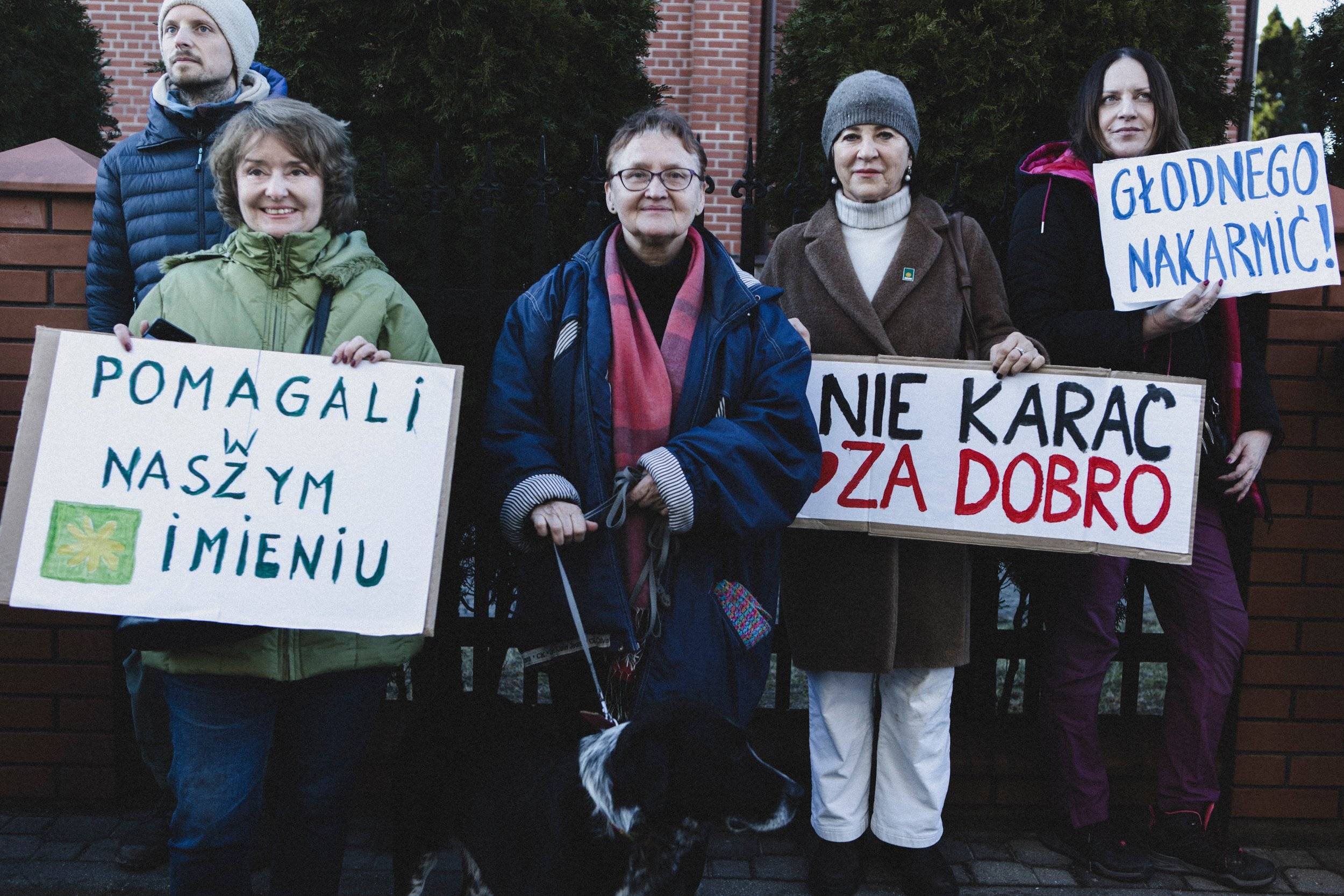 Hajnówka 28.01.2025 r. Rozprawa przeciwko pięciu osobom, aktywistom i aktywistką oskarżonym za ułatwianie i umożliwianie pobytu na terenie RP, niezgodnie z przepisami. W praktyce oznacza, to oskarżenie za udzielenie pomocy osobom w drodze.