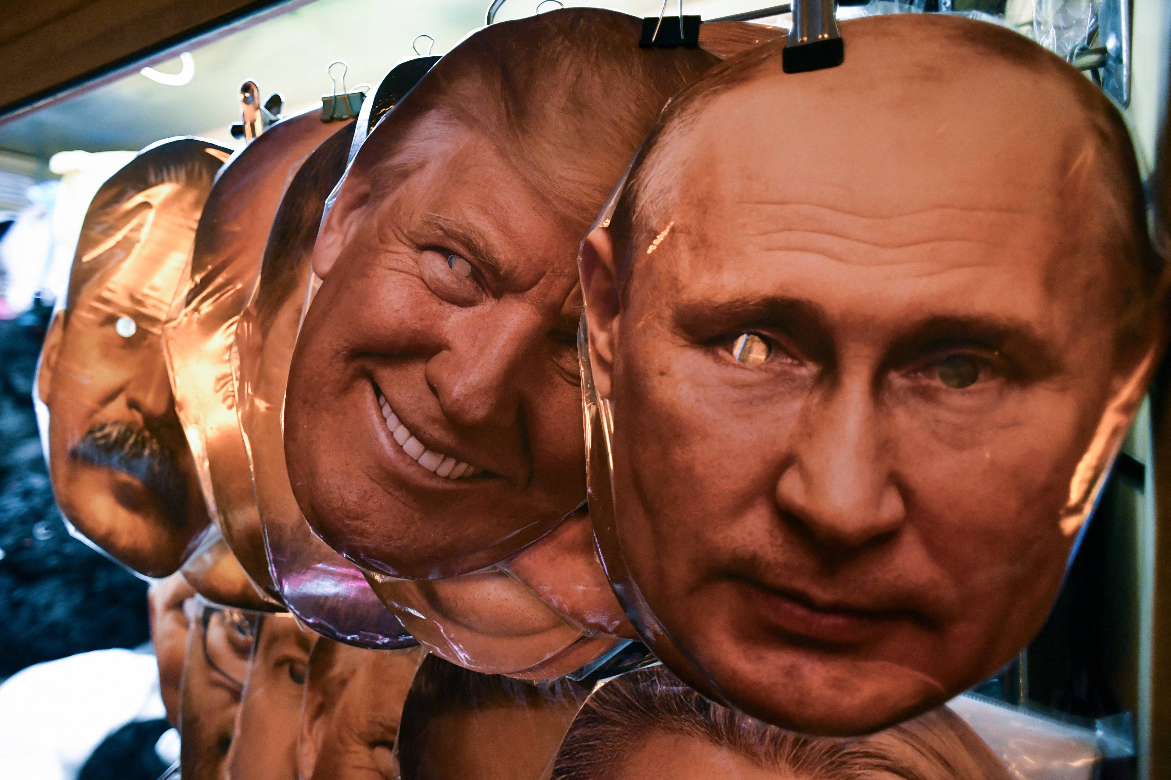 Maski z twarzami światowych przywódców, m.in. Putina i Trumpa
