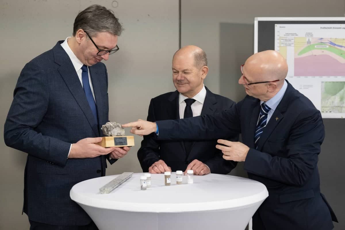 Kanclerz Niemiec Olaf Scholz i szef kopalni Zinnwald Marko Uhlig przyglądają się bryłce litu prezentowanej przez prezydenta Serbii Aleksandra Vukicia
