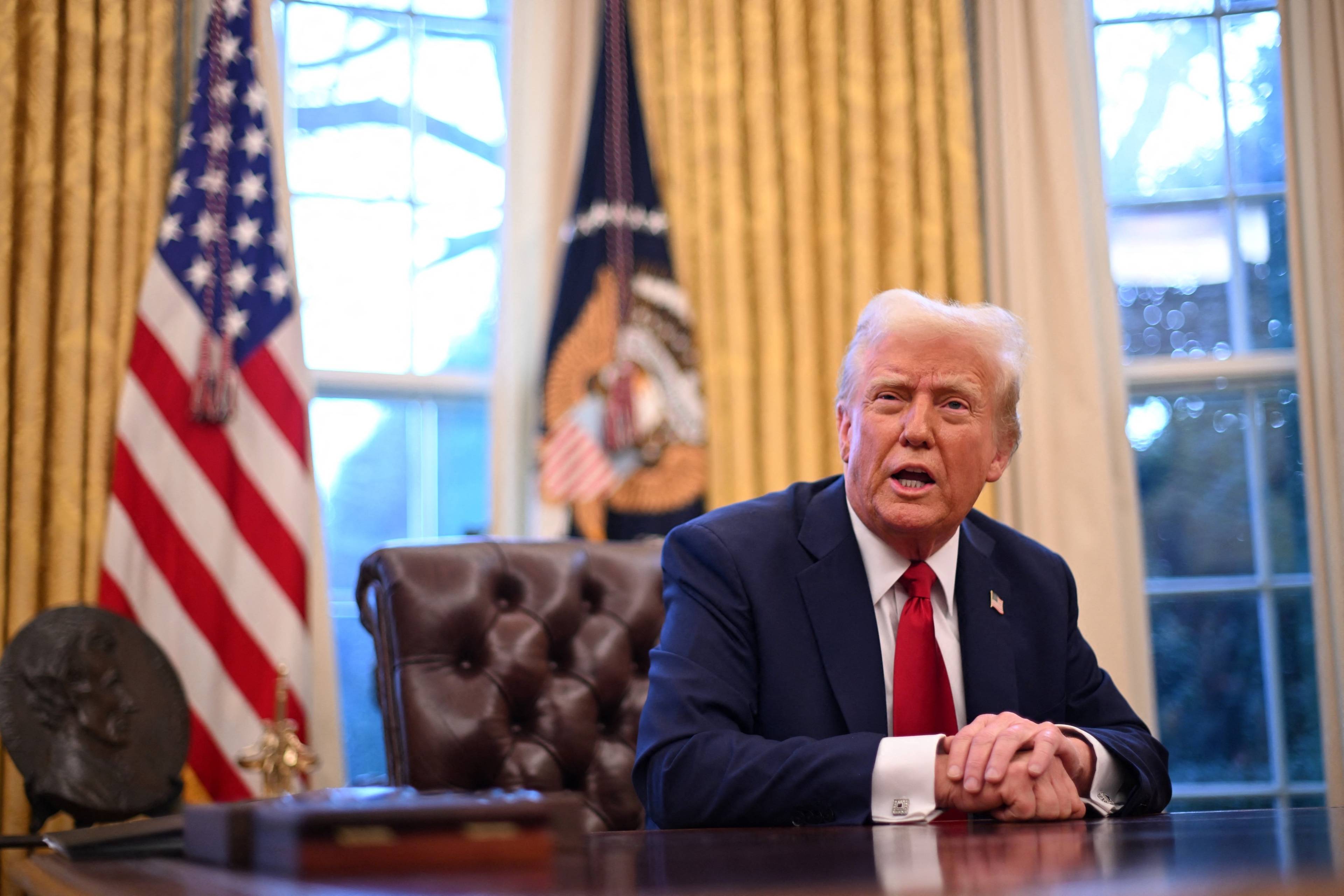 Prezydent USA Donald Trump przemawia do dziennikarzy w Gabinecie Owalnym Białego Domu