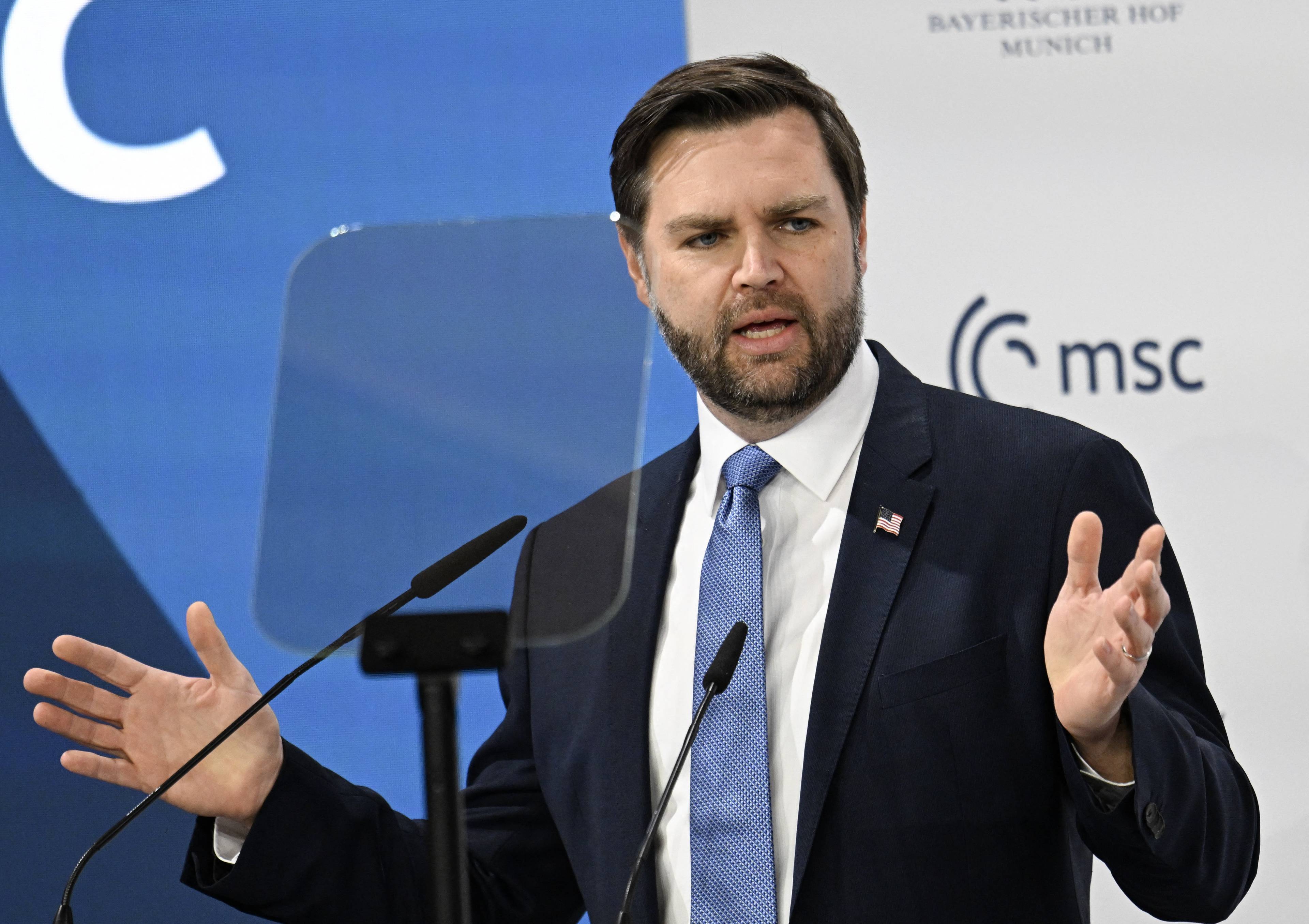 JD Vance z rozłożonymi rękami