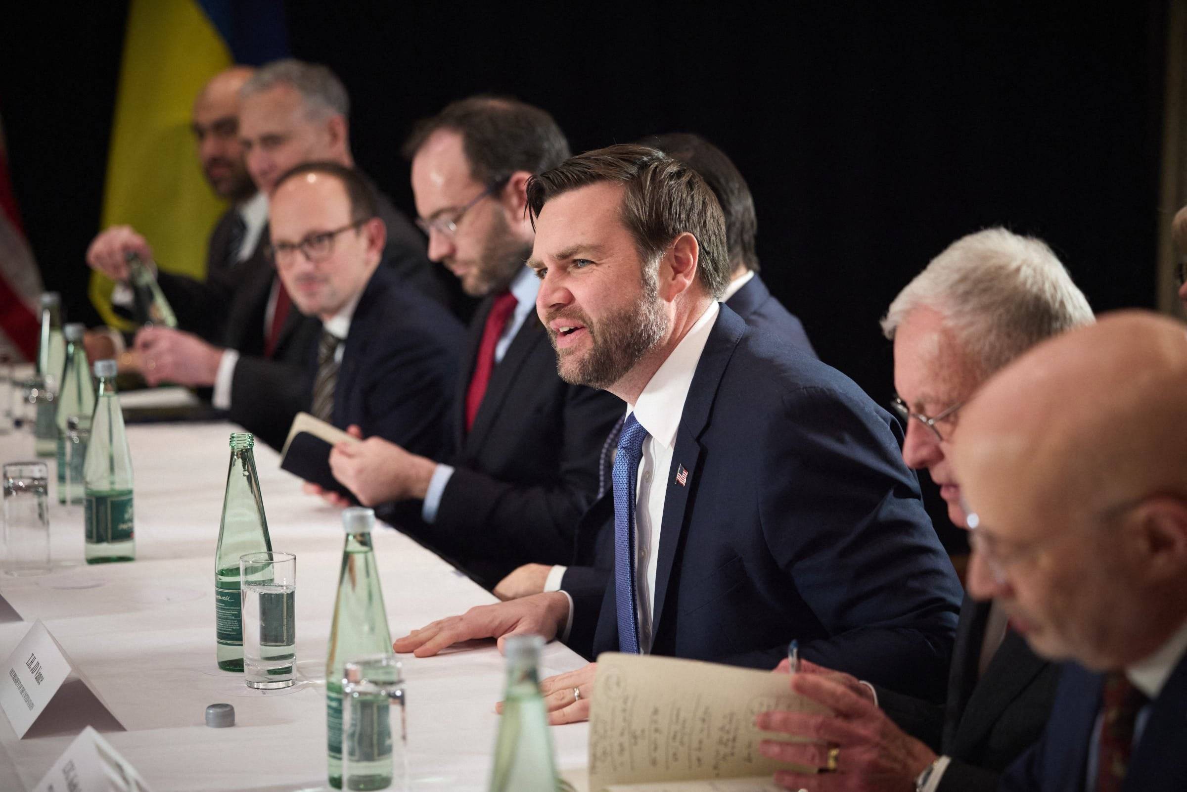 Wiceprezydent Stanów Zjednoczonych JD Vance przy stole podczas spotkania