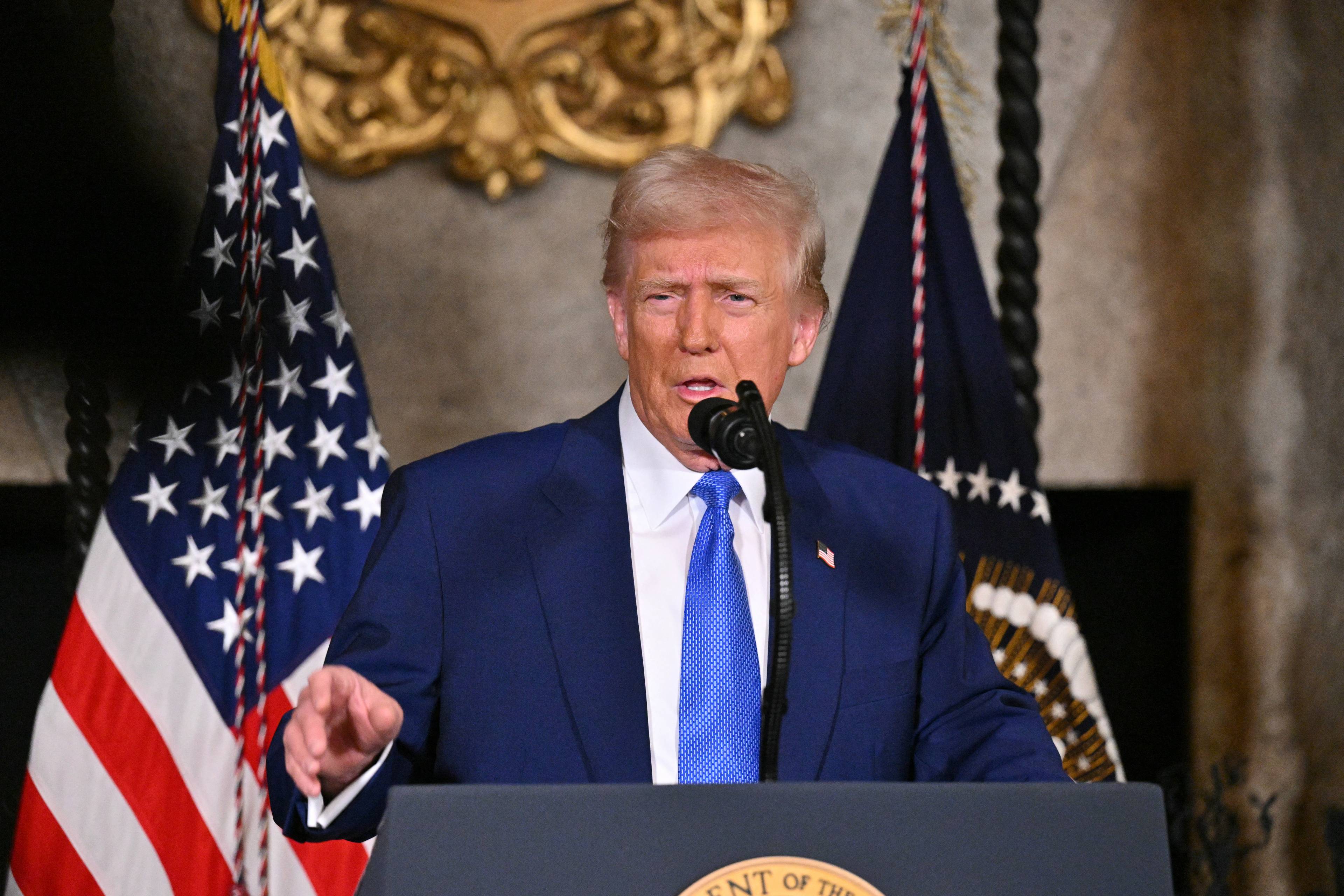 Prezydent USA Donald Trump przemawia podczas konferencji prasowej Mar-a-Lago w Palm Beach na Florydzie, 18 lutego 2025 r.
