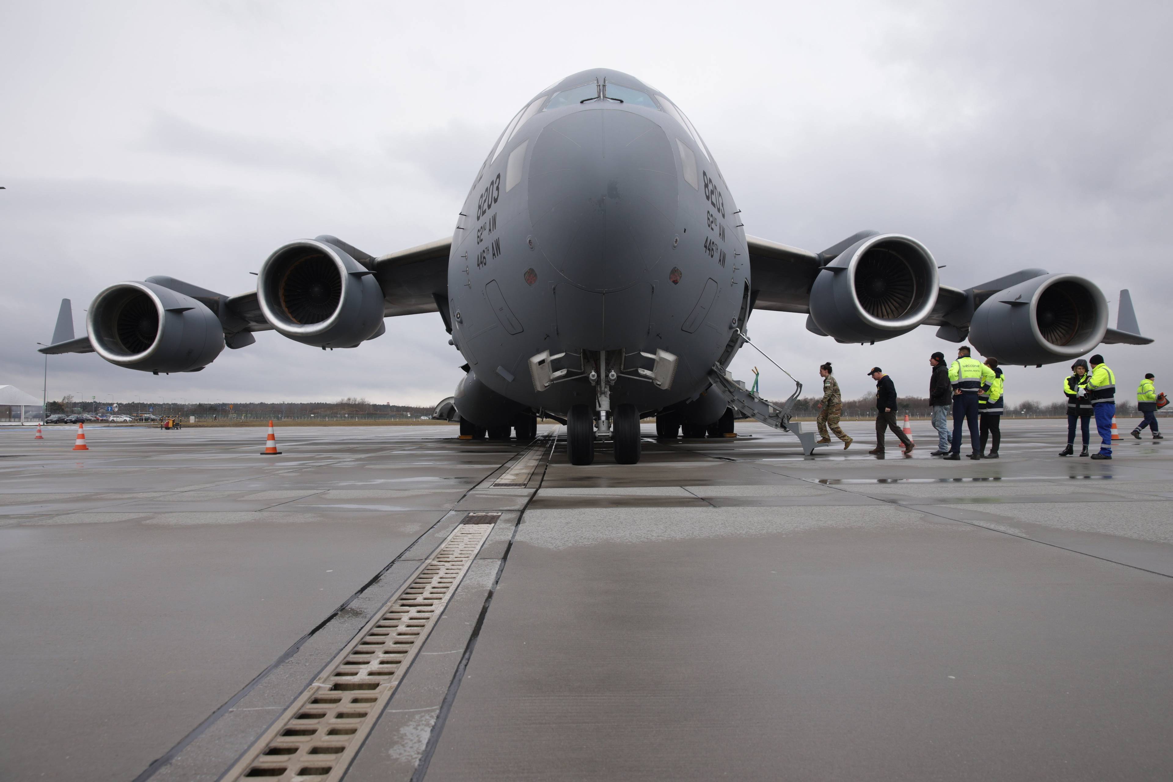 Czterosilnikowy transportowy samolot US Army na lotnisku Ławica pod Poznaniem