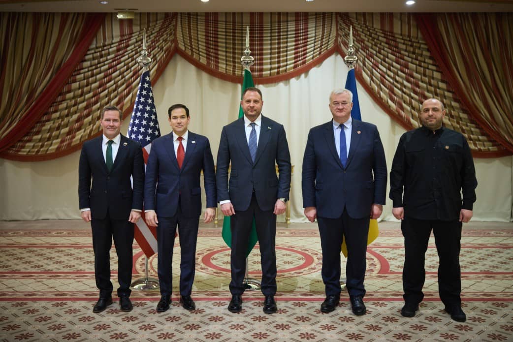 Na zdjęciu jest pięciu mężczyzn w garniturach