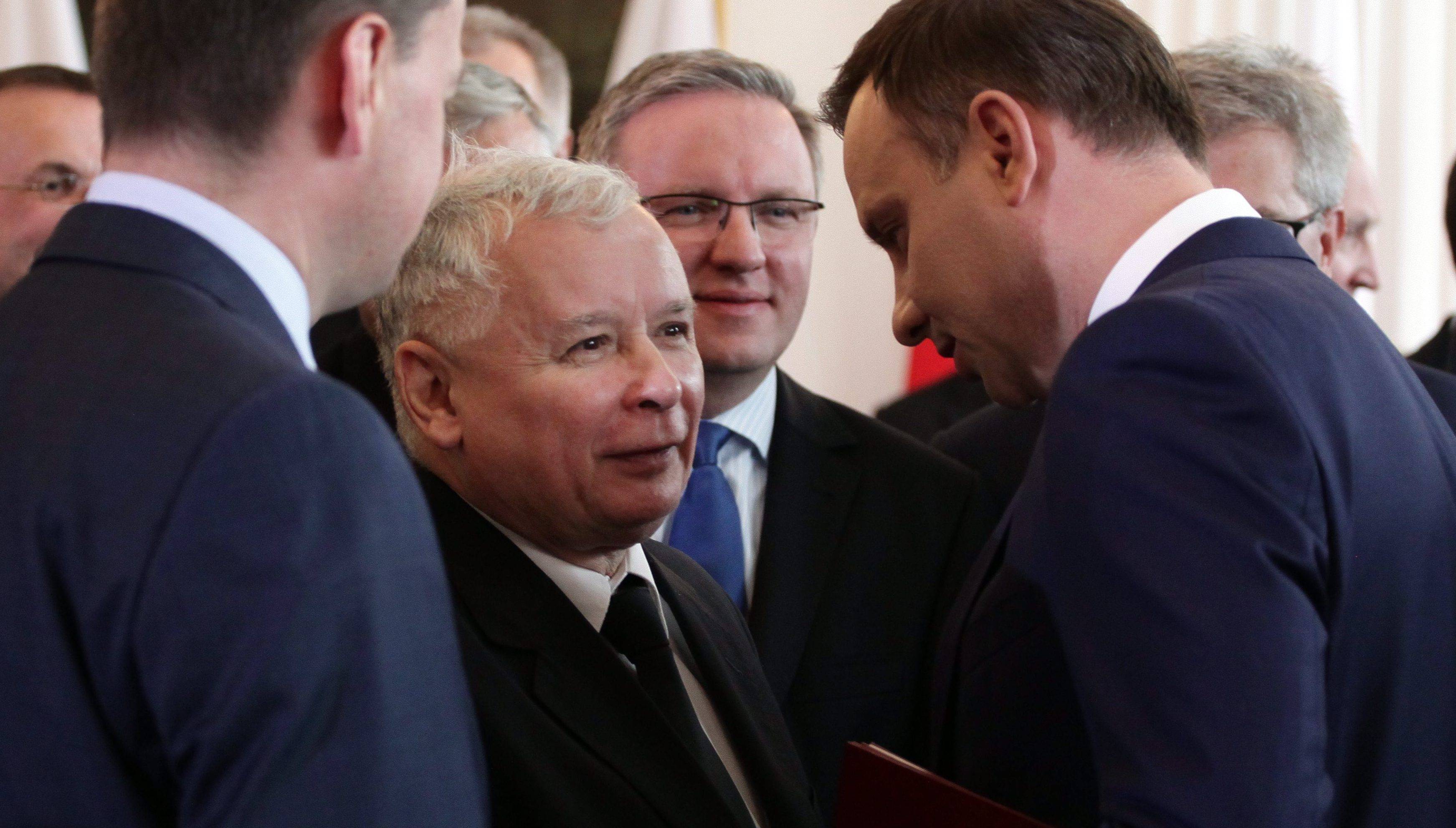 Grafika do artykułu SKÓRZYŃSKI COFA CZAS. Duda do Kaczyńskiego: jest pan wielkim człowiekiem. Politycy PiS: będziemy szanować opozycję. Kronika (7-13 listopada 2015)