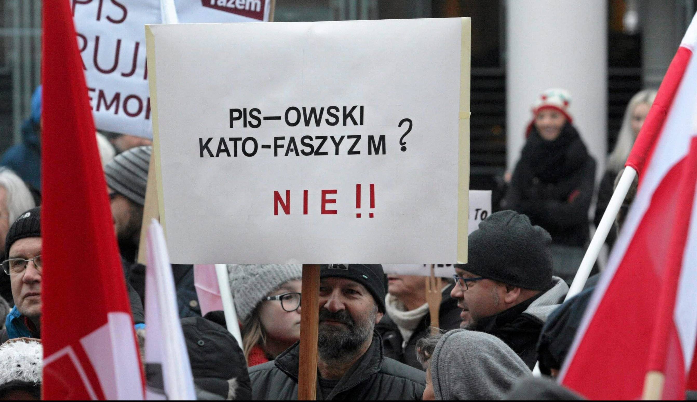 18.12.2016 Kielce . Manifestacja " Stop Lamaniu Konstytucji " zorganizowane przez partie Razem .
Fot. Pawel Malecki / Agencja Gazeta