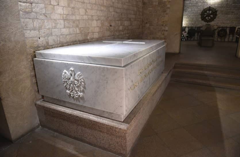 Grafika do artykułu Tajemnica sarkofagu Kaczyńskich. Czy jego cenę poznamy za kilka lat?
