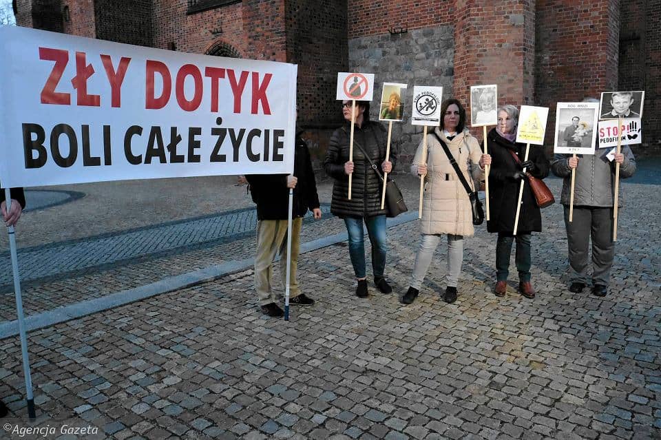 Grafika do artykułu Polscy biskupi kryją księży pedofilów i unikają odpowiedzialności. Wytyczne Episkopatu słabo działają