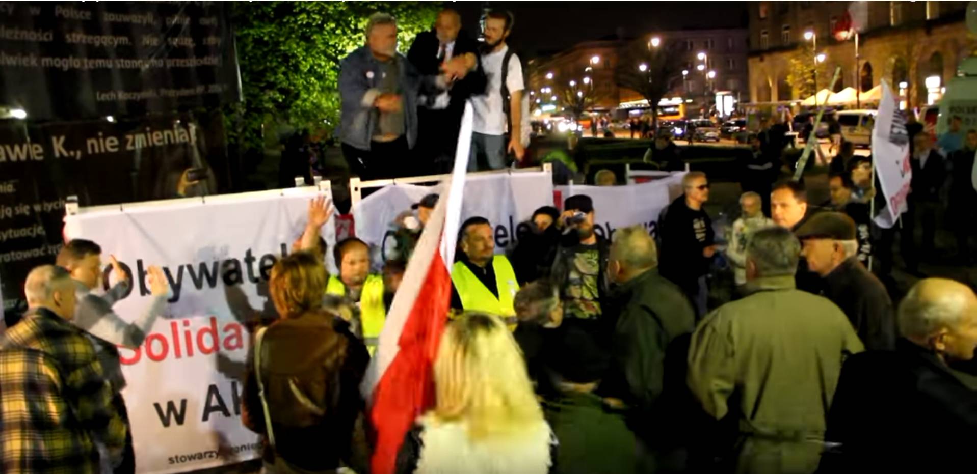 Grafika do artykułu Kontrdemonstranci smoleńscy zaatakowani flagami narodowymi. Film i relacja w OKO.press