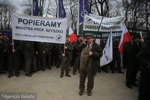 Grafika do artykułu Lasy organizują "dobrowolne" poparcie leśników dla Szyszki. Muszą jeździć pod Sejm albo na spęd u Rydzyka