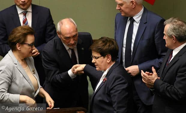 Grafika do artykułu Premier Szydło atakuje Unię i chwali silnego polityka - Antoniego Macierewicza. Kronika Skórzyńskiego (20-26 maja 2017)