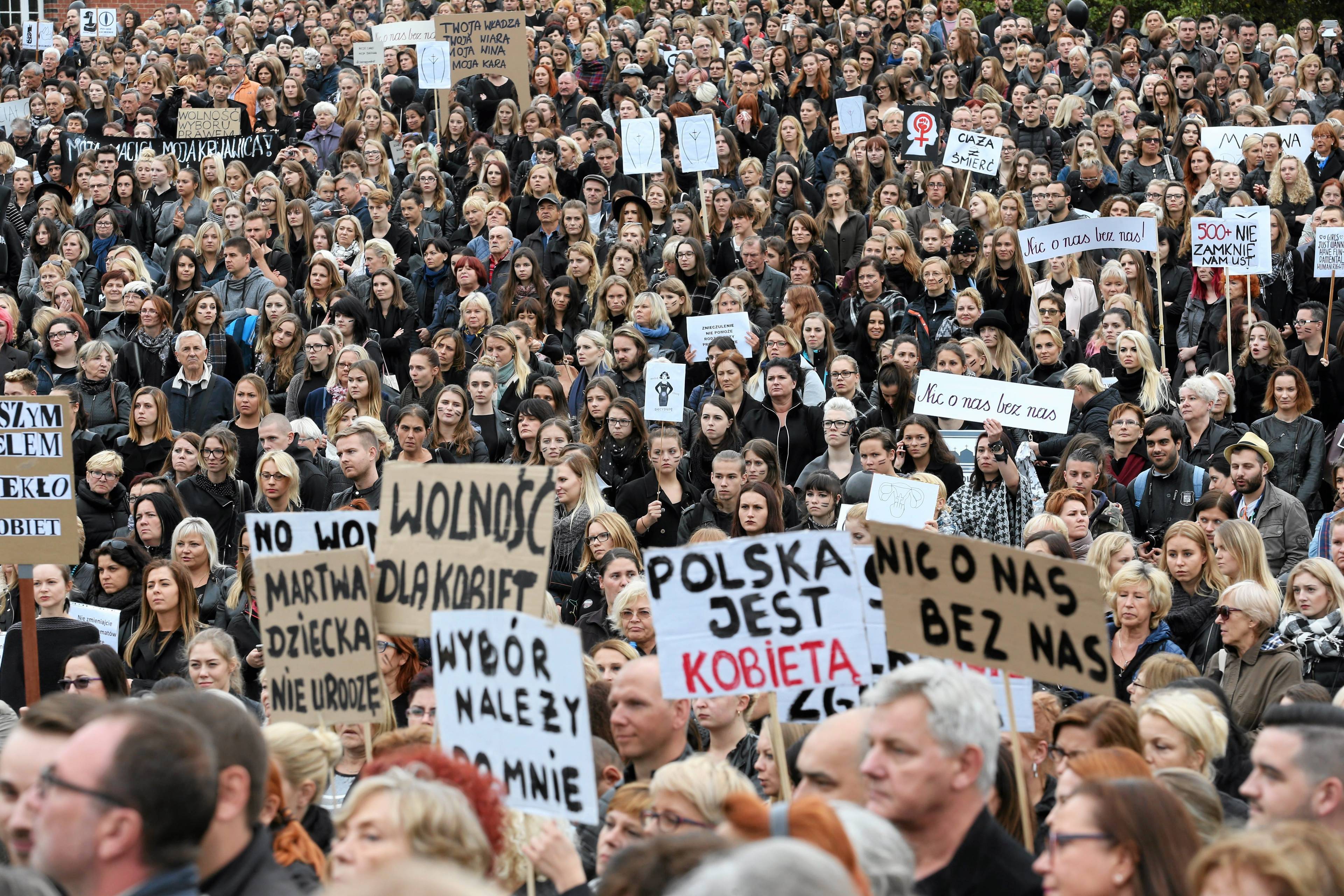 03.10.2016 Szczecin , pl. Solidarnosci . Ogolnopolski strajk kobiet .
Fot. Cezary Aszkielowicz / Agencja Gazeta