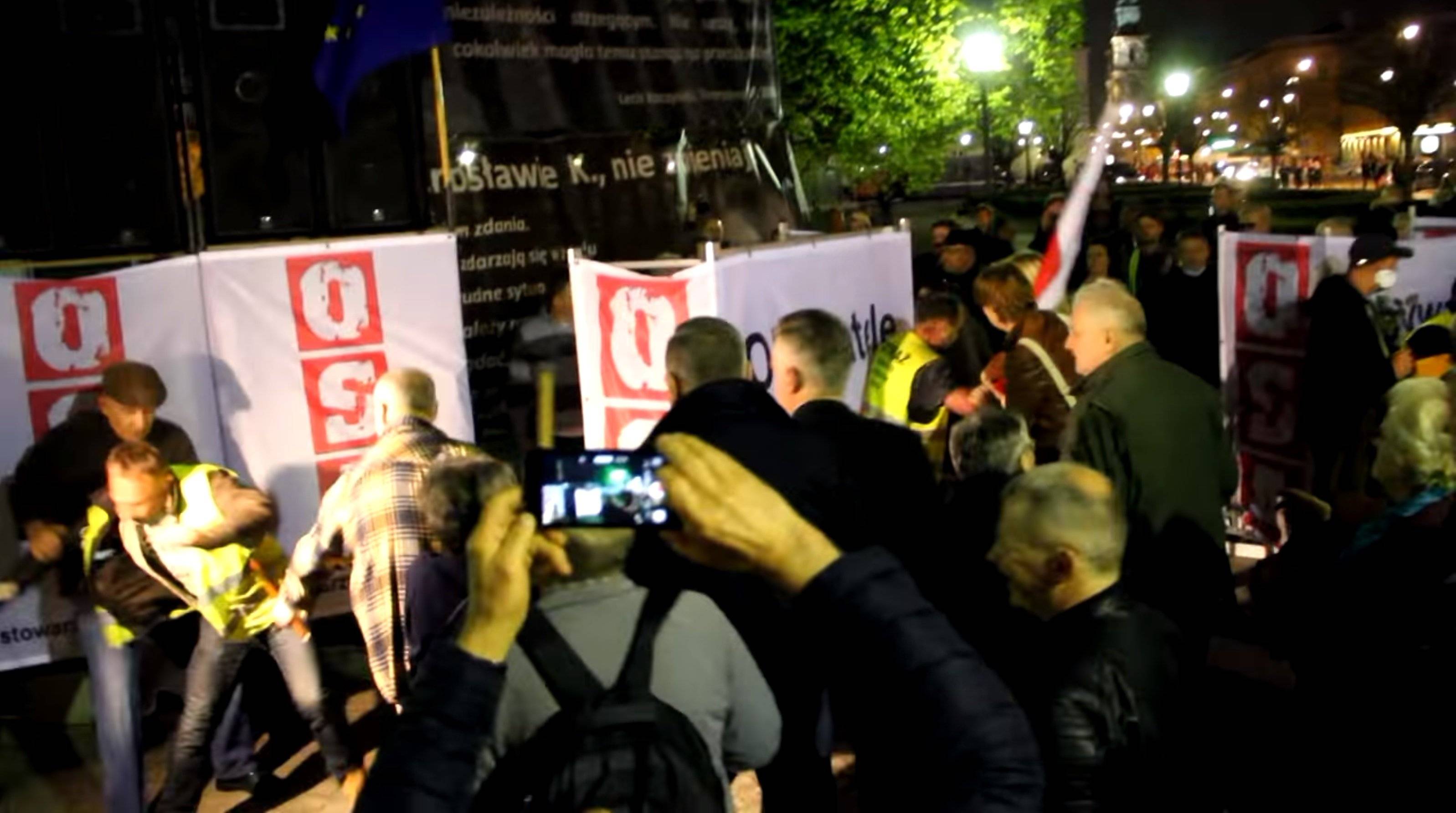 Grafika do artykułu Krzyczeli do Kaczyńskiego: „kłamca!”. Zaatakował ich i poszarpał smoleński tłum. Ale to oni stanęli przed sądem