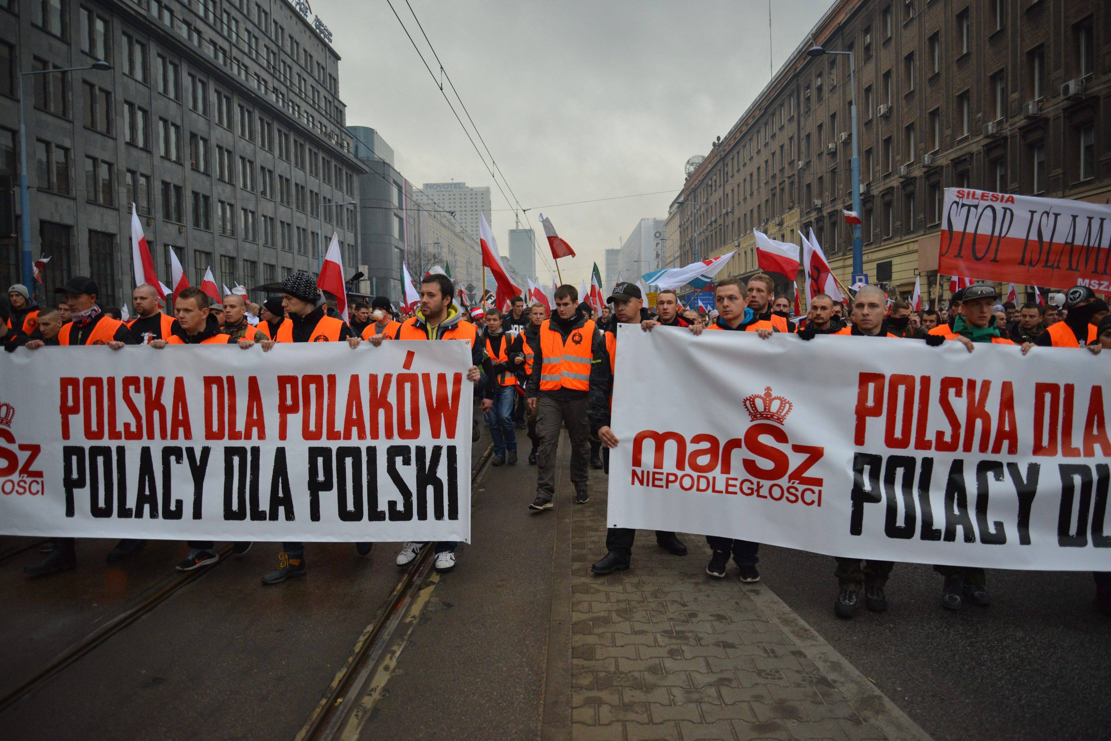 narodowcy maszerują z transparentami "Polska dla Polaków"