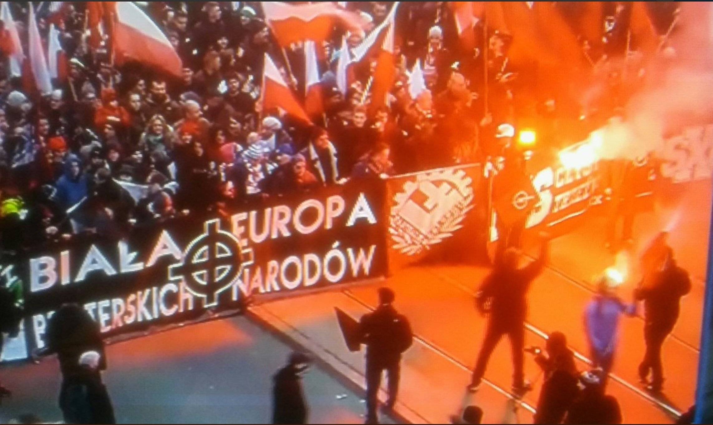 Transparent z napisem "Biała Europa braterskich narodów" i krzyżem celtyckim - symbolem wyższości białej rasy. Fot. screen