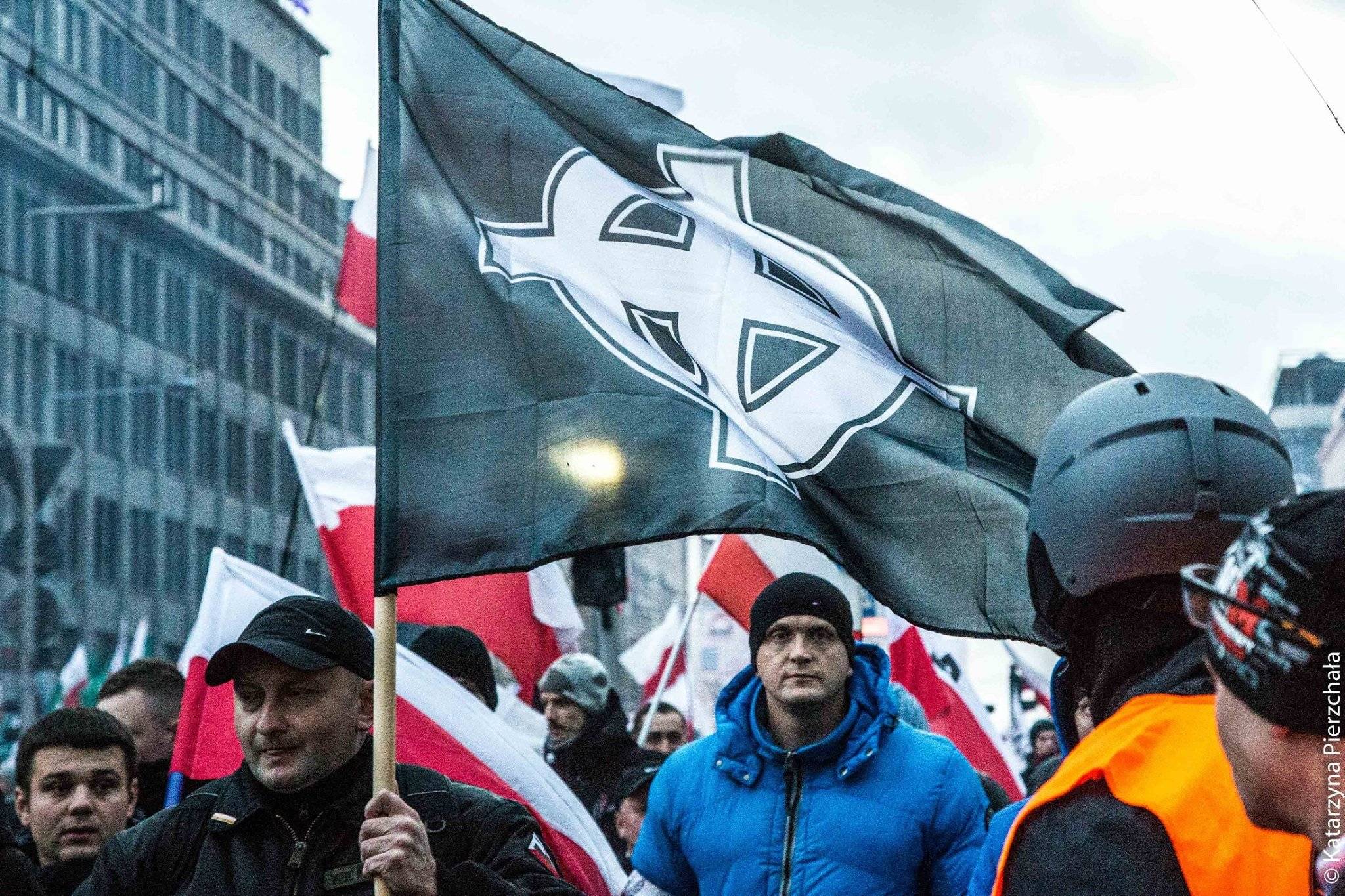 Grafika do artykułu Błaszczak: „W Marszu Niepodległości idą zwykli Polacy”. To prawda. I nasiąkają hasłami neofaszystów