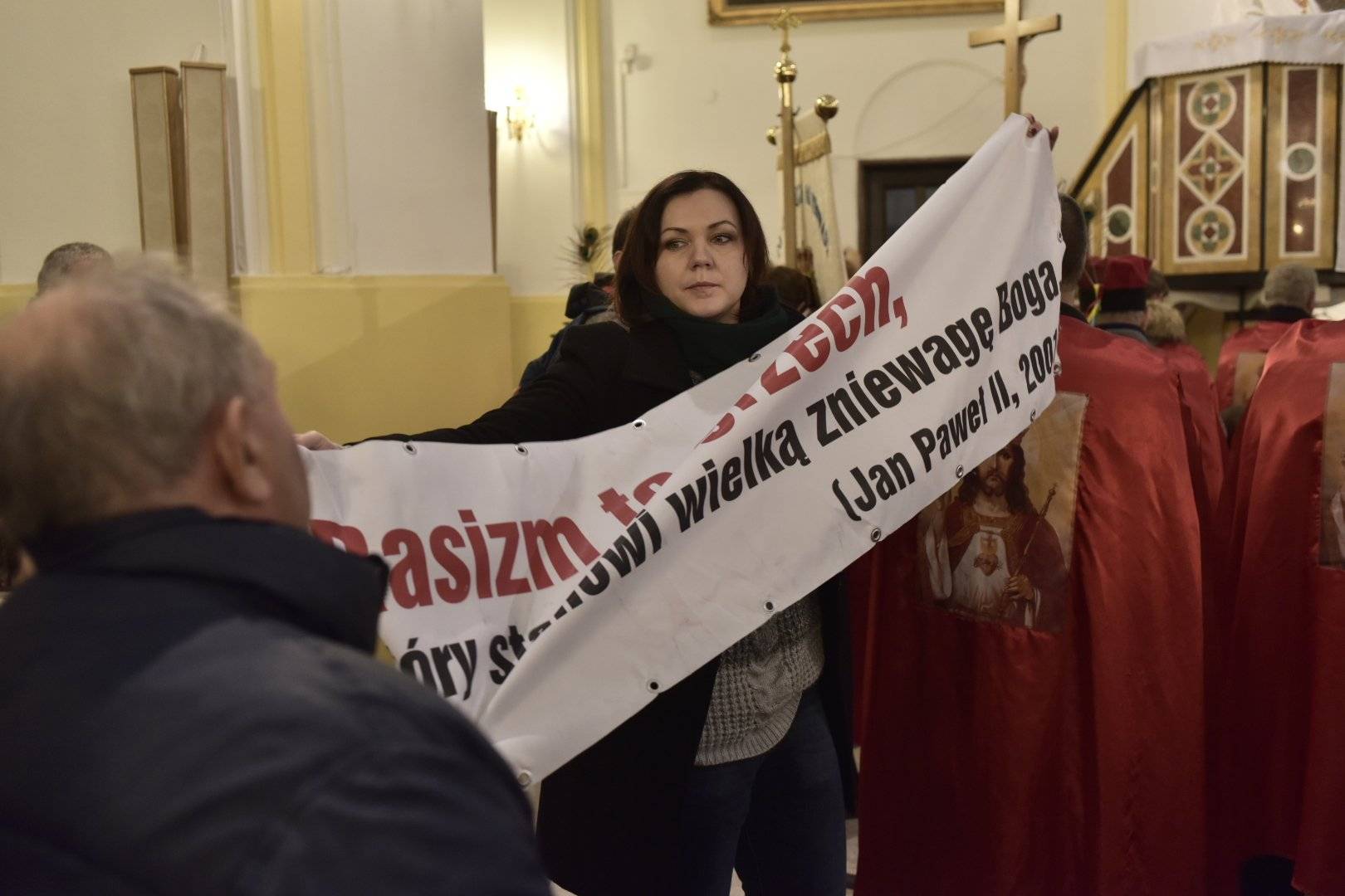Grafika do artykułu Uczestnicy mszy narodowców wywlekli z kościoła Obywatelkę RP. Trzymała transparent z cytatem z Jana Pawła II: "Rasizm to grzech"