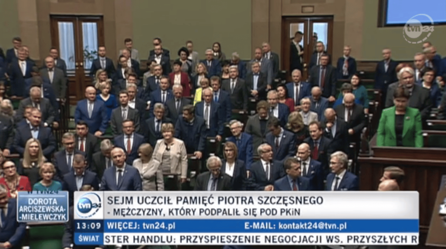 Grafika do artykułu Sejm uczcił Piotra Szczęsnego za "akt desperacji motywowany miłością ojczyzny". Także posłowie i posłanki PiS wstali. I milczeli