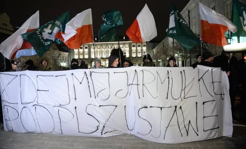 Grafika do artykułu Pikietę z transparentem „Zdejmij jarmułkę, podpisz ustawę” zwołało pod Pałacem Prezydenckim stowarzyszenie, które organizuje Marsz Niepodległości