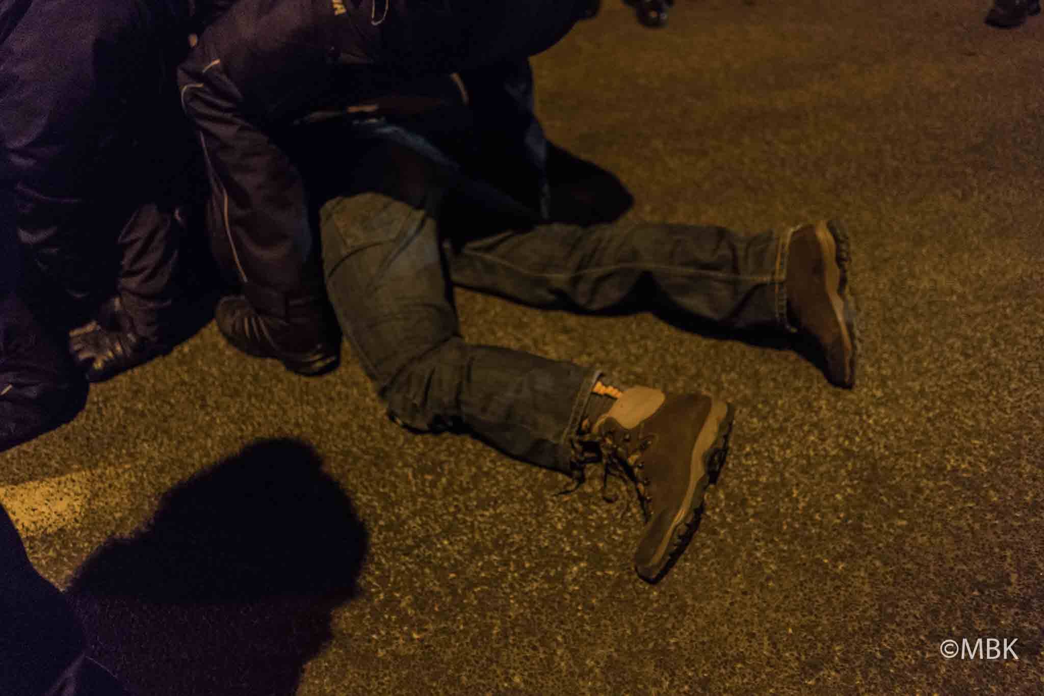 Grafika do artykułu "Siadaj, kurwo" i ciosy w twarz. Policjanci pobili Rafała Suszka za blokowanie marszu ONR. Teraz zarzucają mu napaść na funkcjonariusza