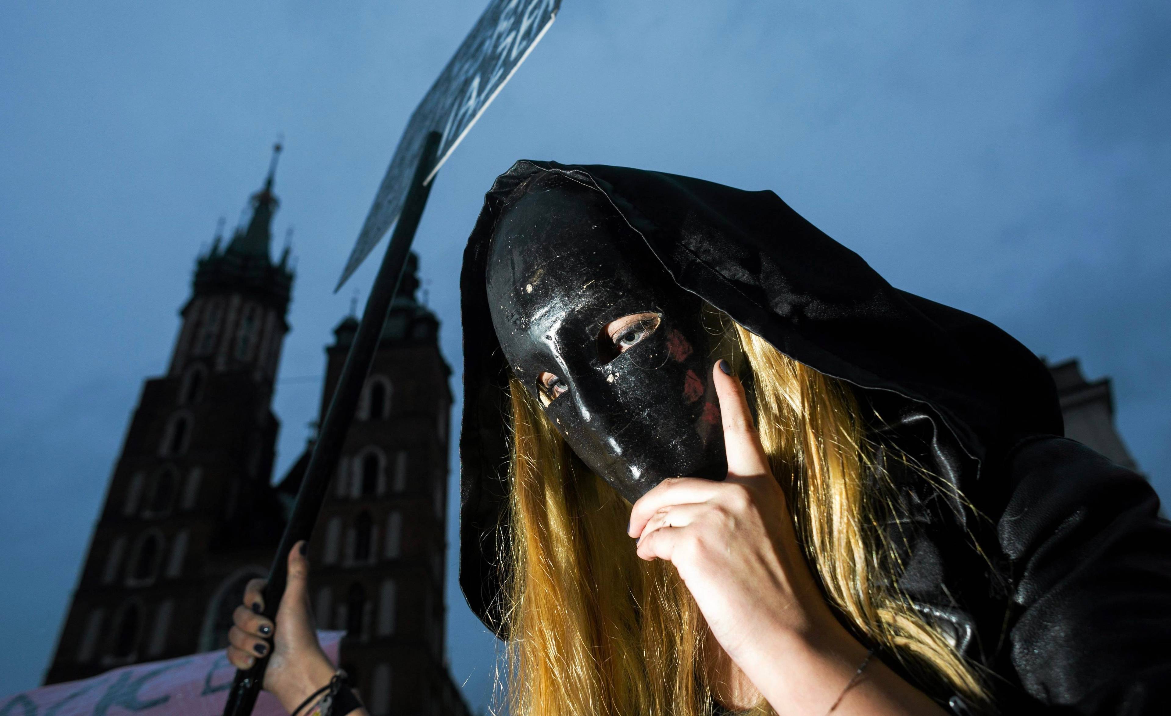03.10.2016 Krakow . Protest Kobiet  - Czarny Poniedzialek . Protestujacy na Rynku Glownym .
Fot. Lukasz Krajewski / Agencja Gazeta