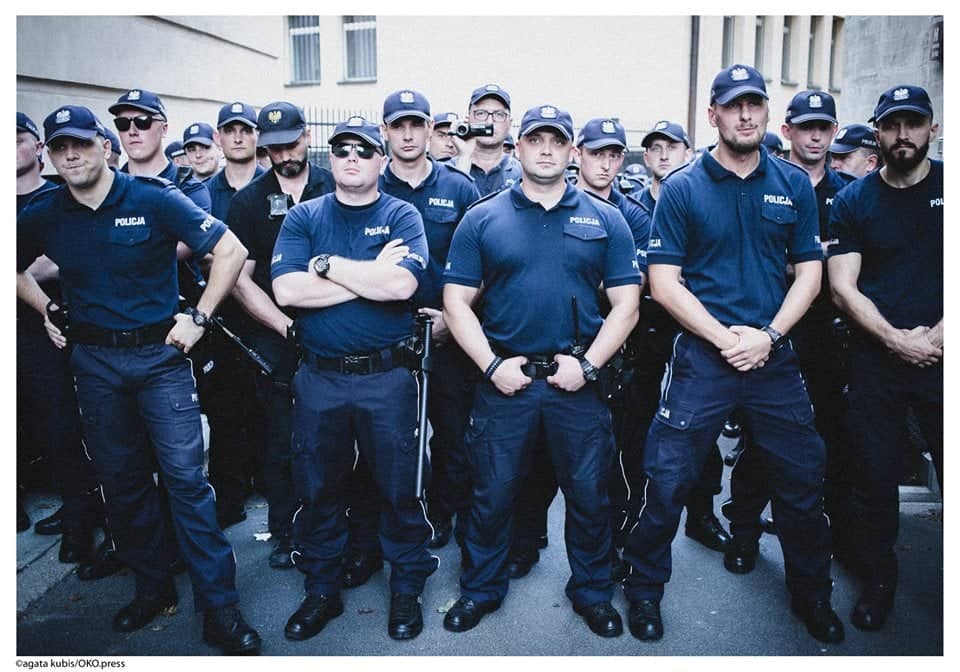 Grafika do artykułu Brudziński zarzuca policji upolitycznienie. Policjanci: państwo stawia nas pod Sejmem, ale nas nie chroni