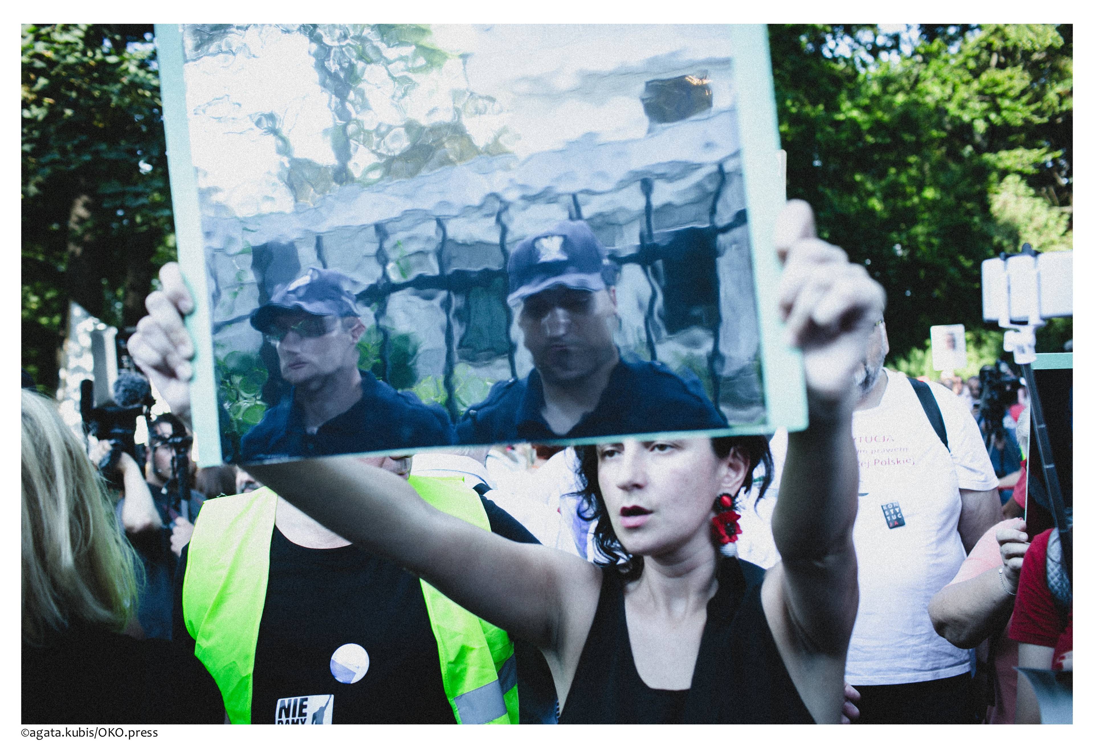 Grafika do artykułu "Policjo, spójrz sobie w twarz". Młodzi wprowadzają nowe formy protestu