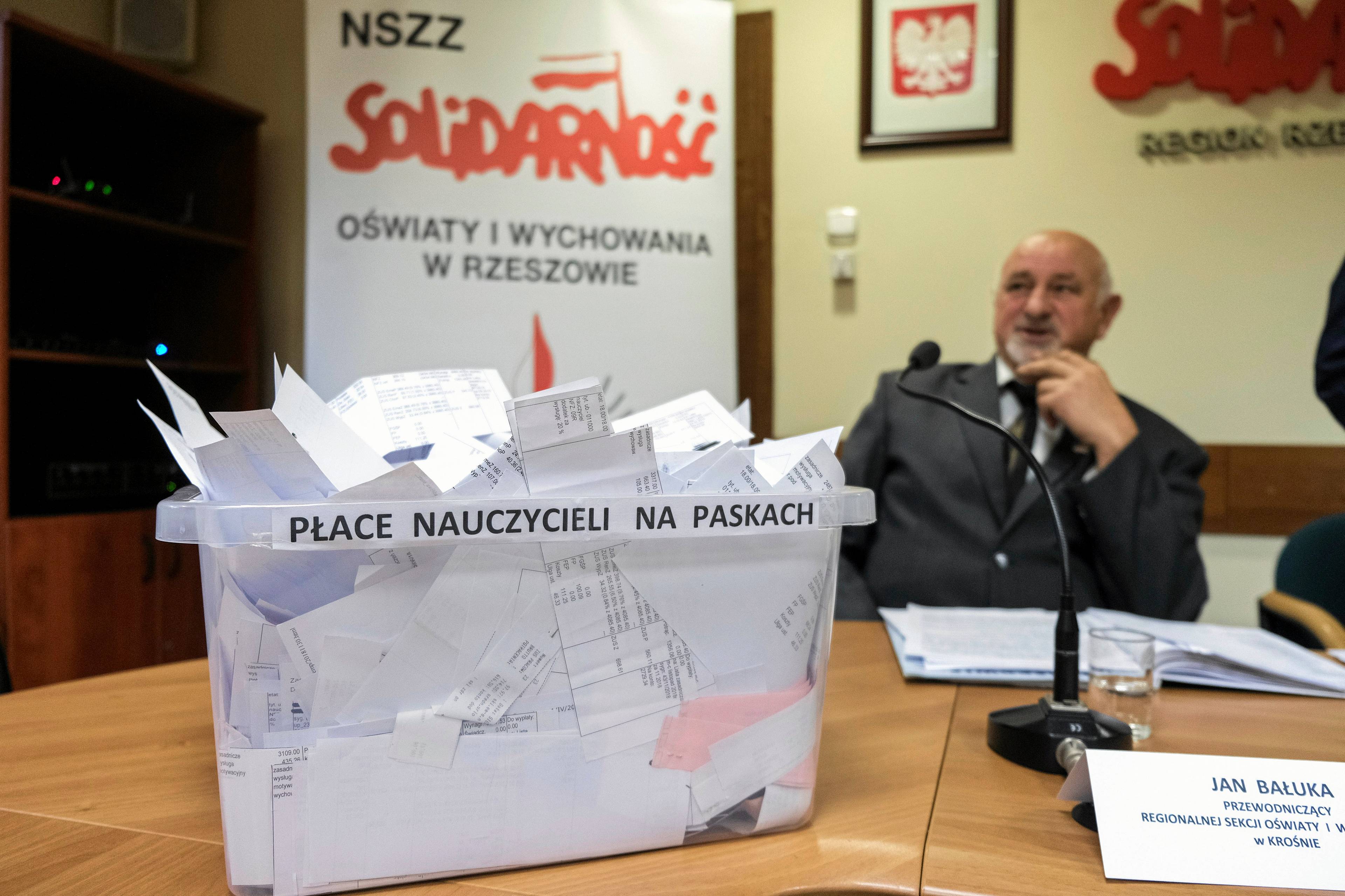 10.12.2018 Rzeszow , ulica Matuszczaka . Solidarnosc - Region Rzeszowskie . Przewodniczacy regionalnej sekcji oswiaty i wychowania w Krosnie Jan Baluka podczas konferencji prasowej na temat zwiazkowego votum nieufnosci dla minister edukacji narodowej Anny Zalewskiej .